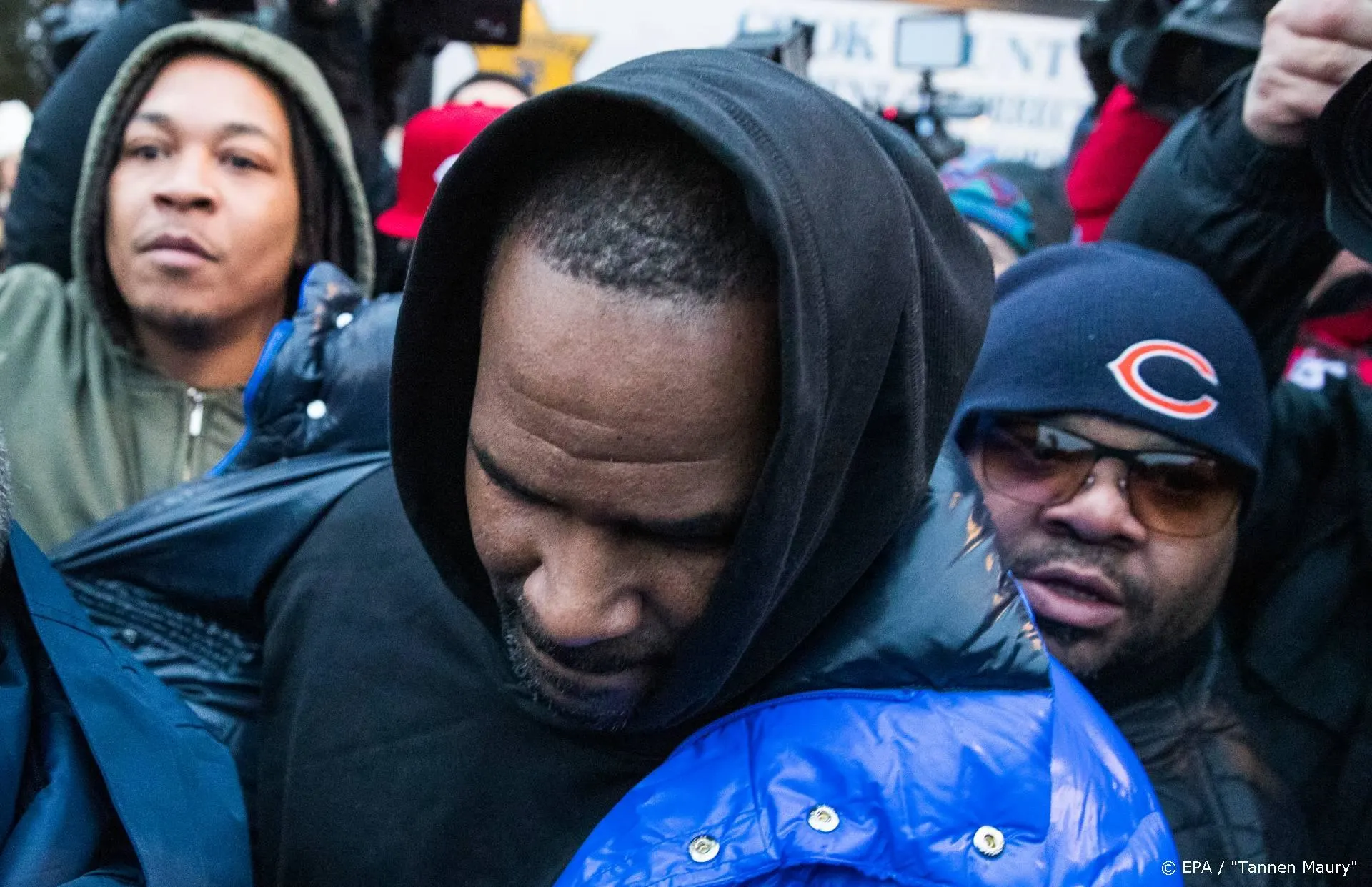 Honderd elektronische apparaten R. Kelly in beslag genomen