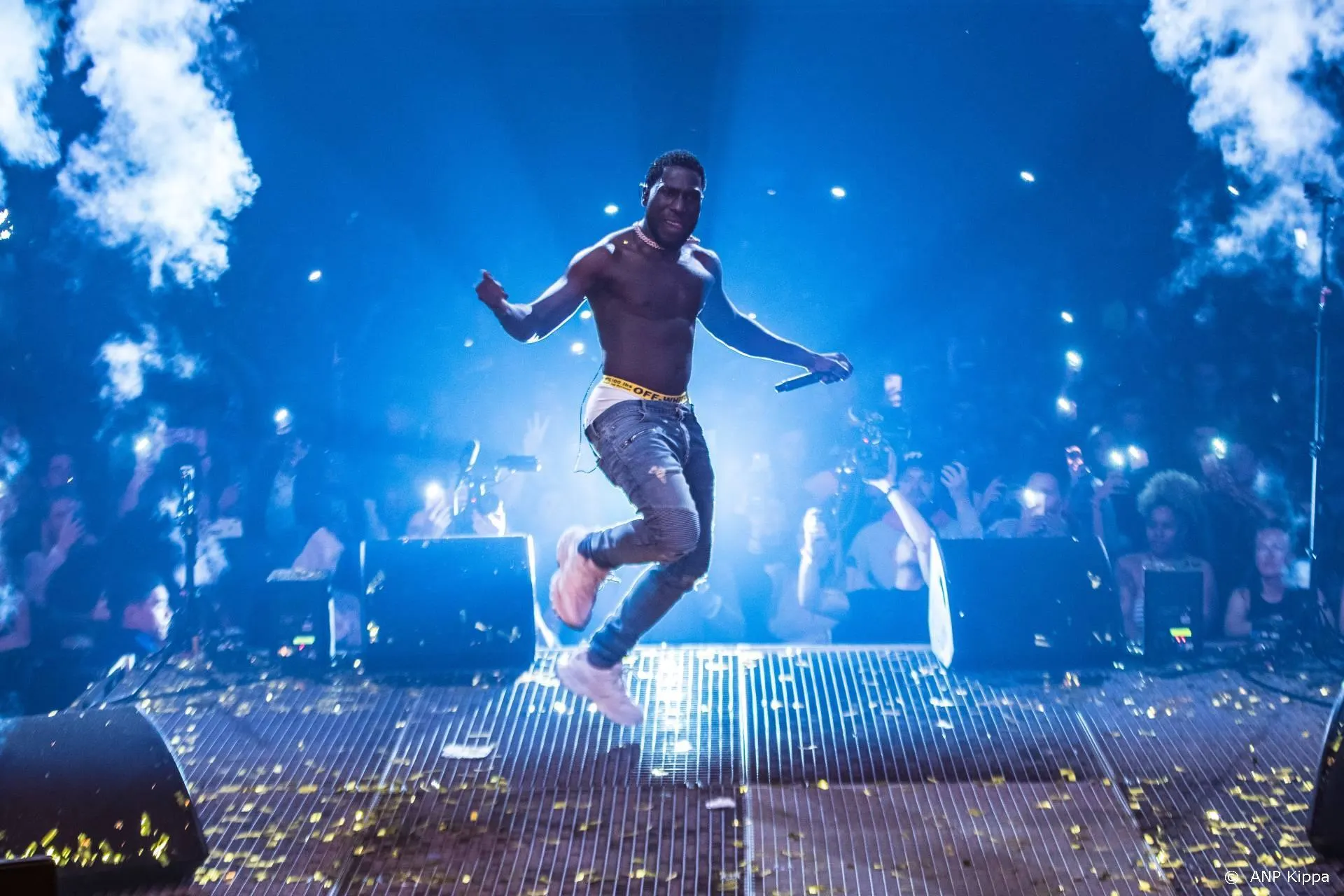 Frenna knalt binnen op eerste plaats Album Top 100