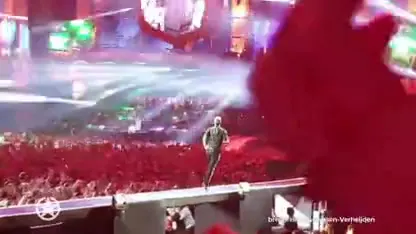 HEFTIG: Volle beker bier vliegt vol tegen Guus' hoofd aan