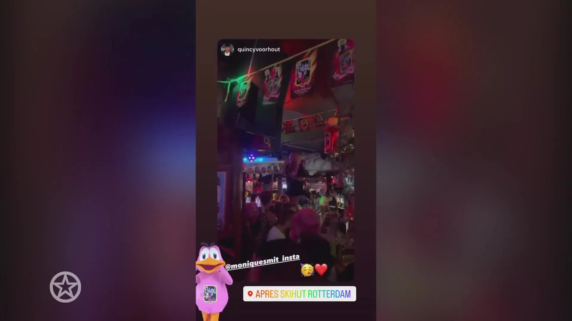 Zwangere Monique Smit gaat compleet los op de bar