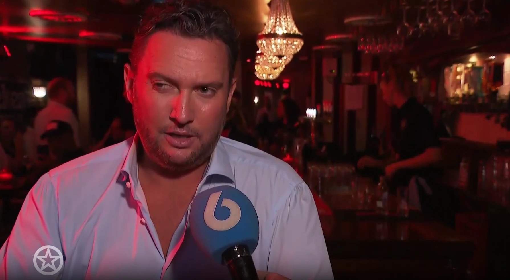 Tino Martin gevraagd naar drank- en drugsgebruik: 'Nodig?'