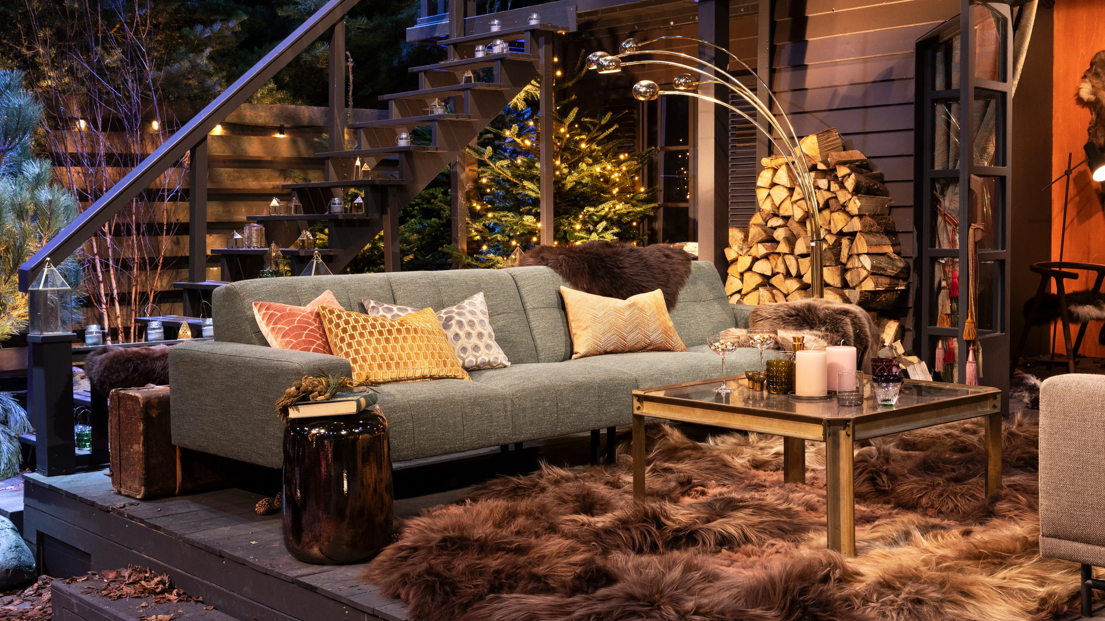 Op deze bank zitten de gasten in Linda's Wintermaand