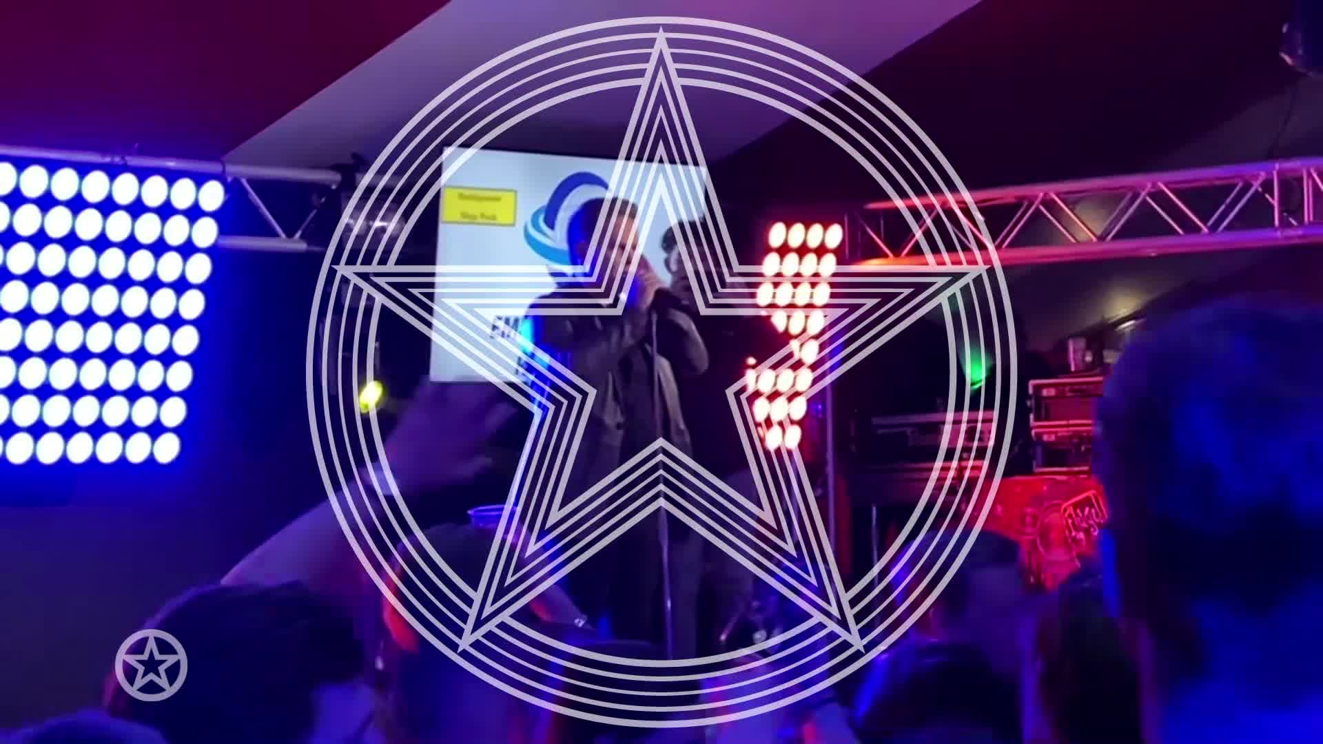 Danny de Munk spreekt publiek toe tijdens optreden