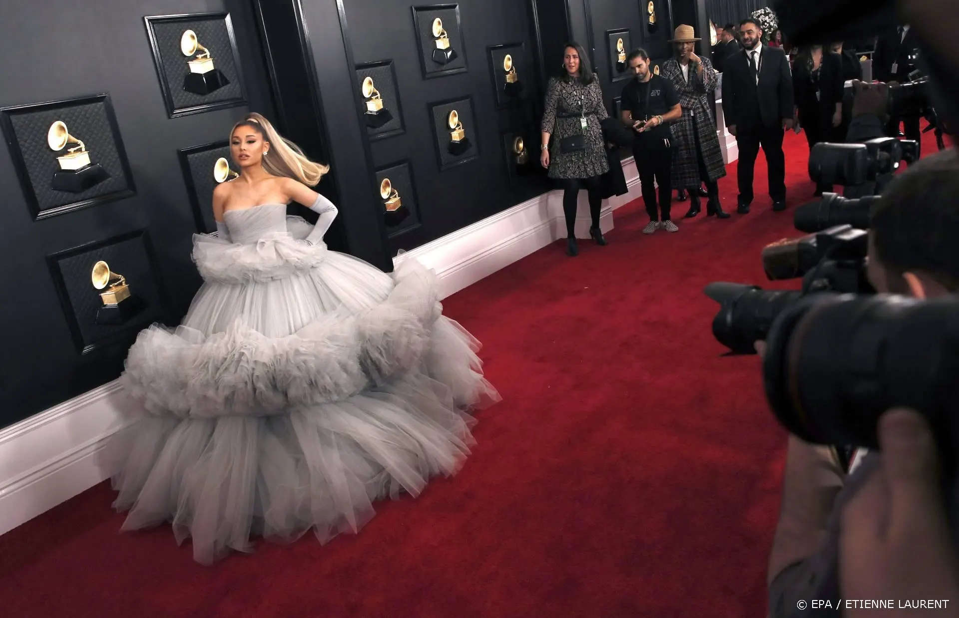 Ariana Grande kussend gespot in bar