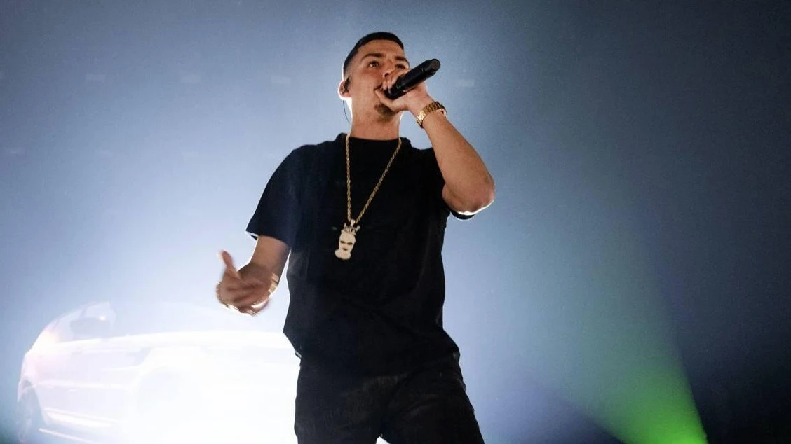 Boef pronkt met gouden mobieltje: 'Heb een cadeautje gehad'