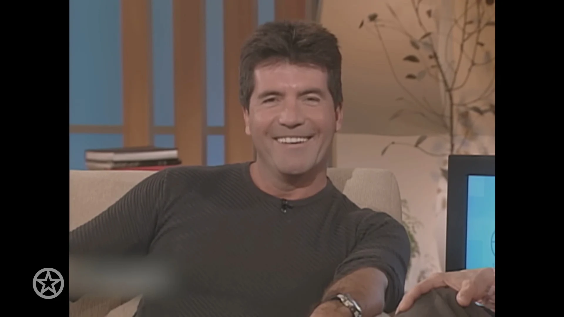 Simon Cowell blaast 65 kaarsjes uit