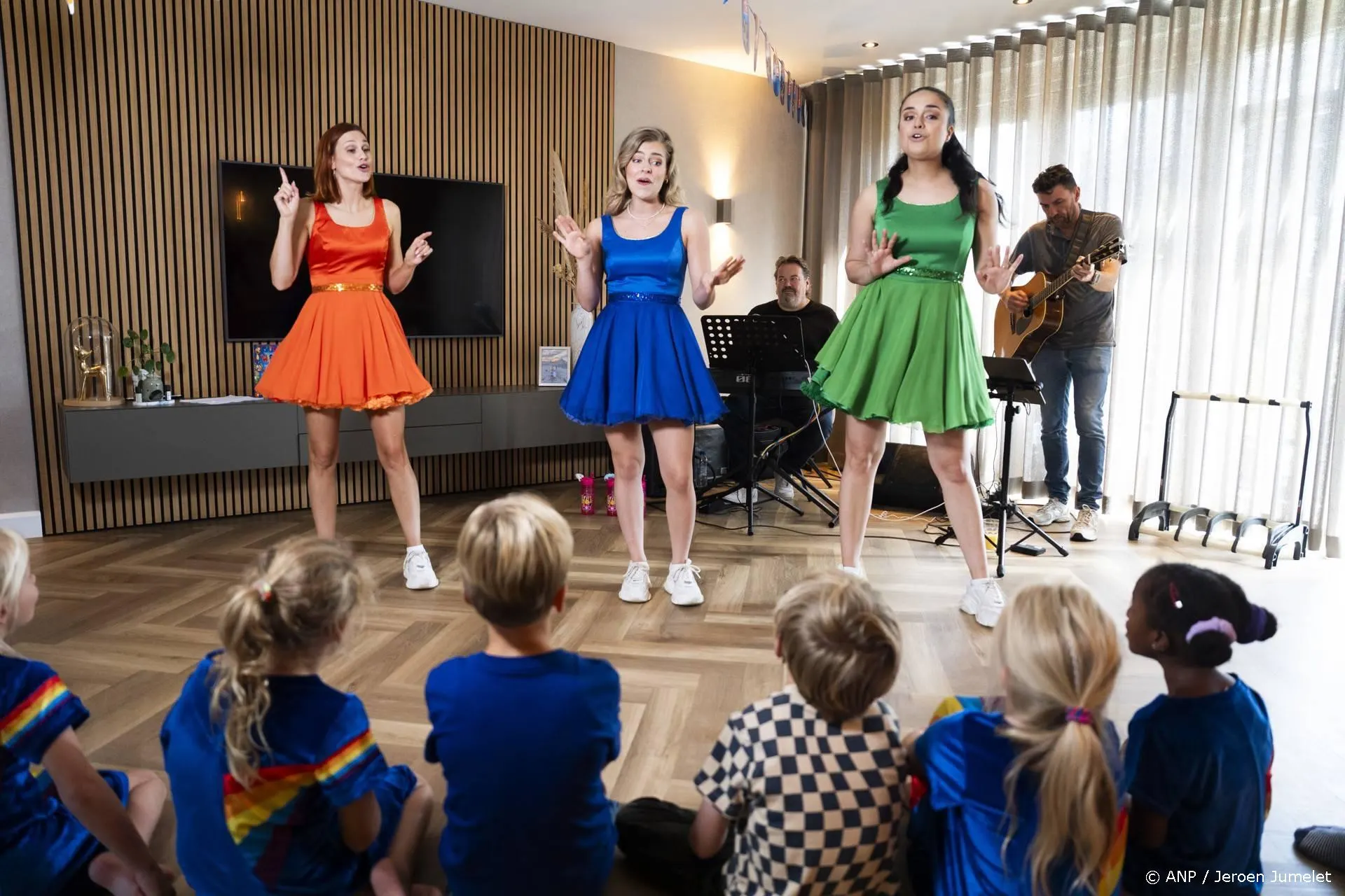 K3 verrast met bijzonder en emotioneel optreden