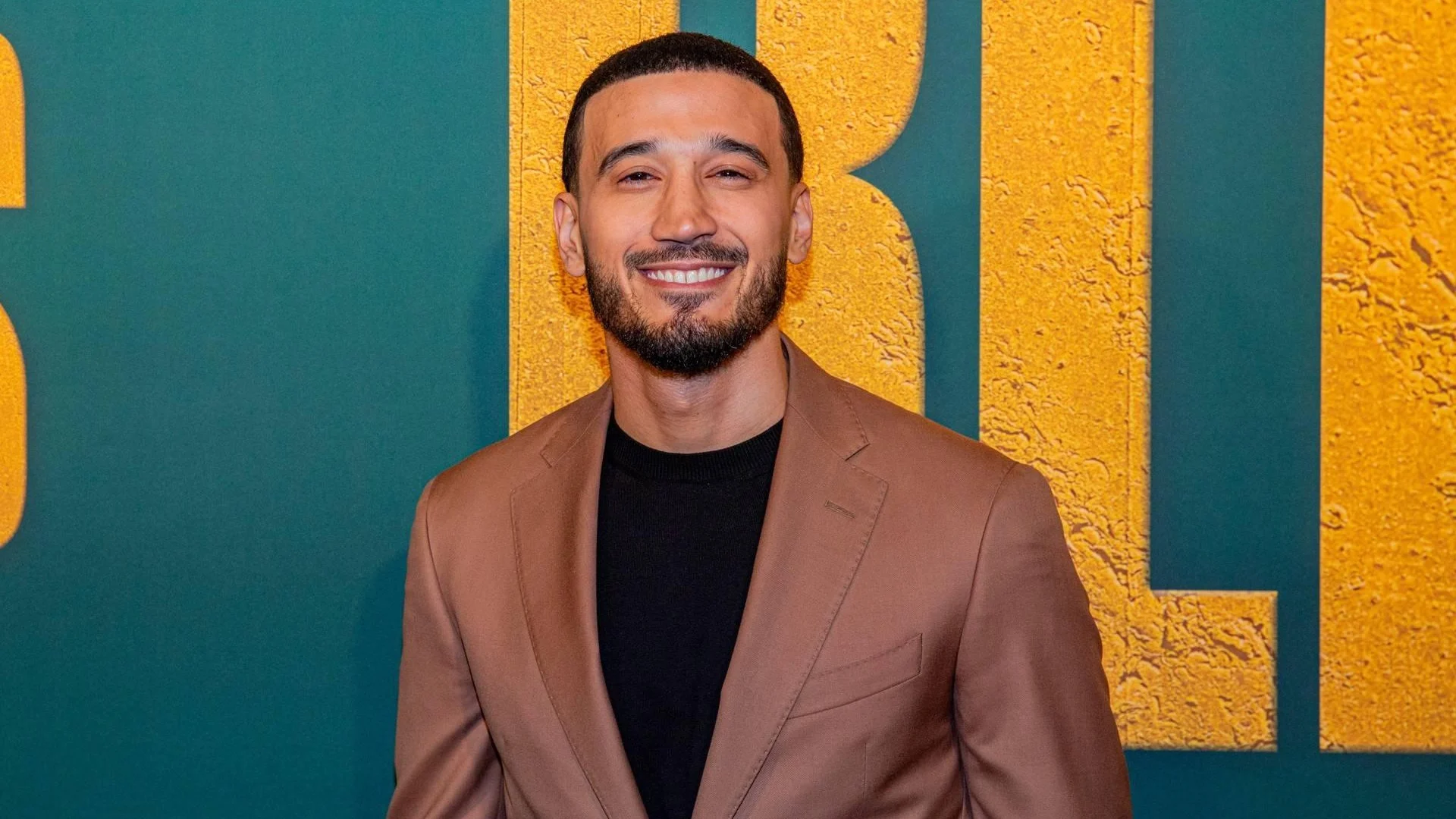 Presentator Nesim el Ahmadi roept vanuit Dubai op 'geen nepnieuws te delen'