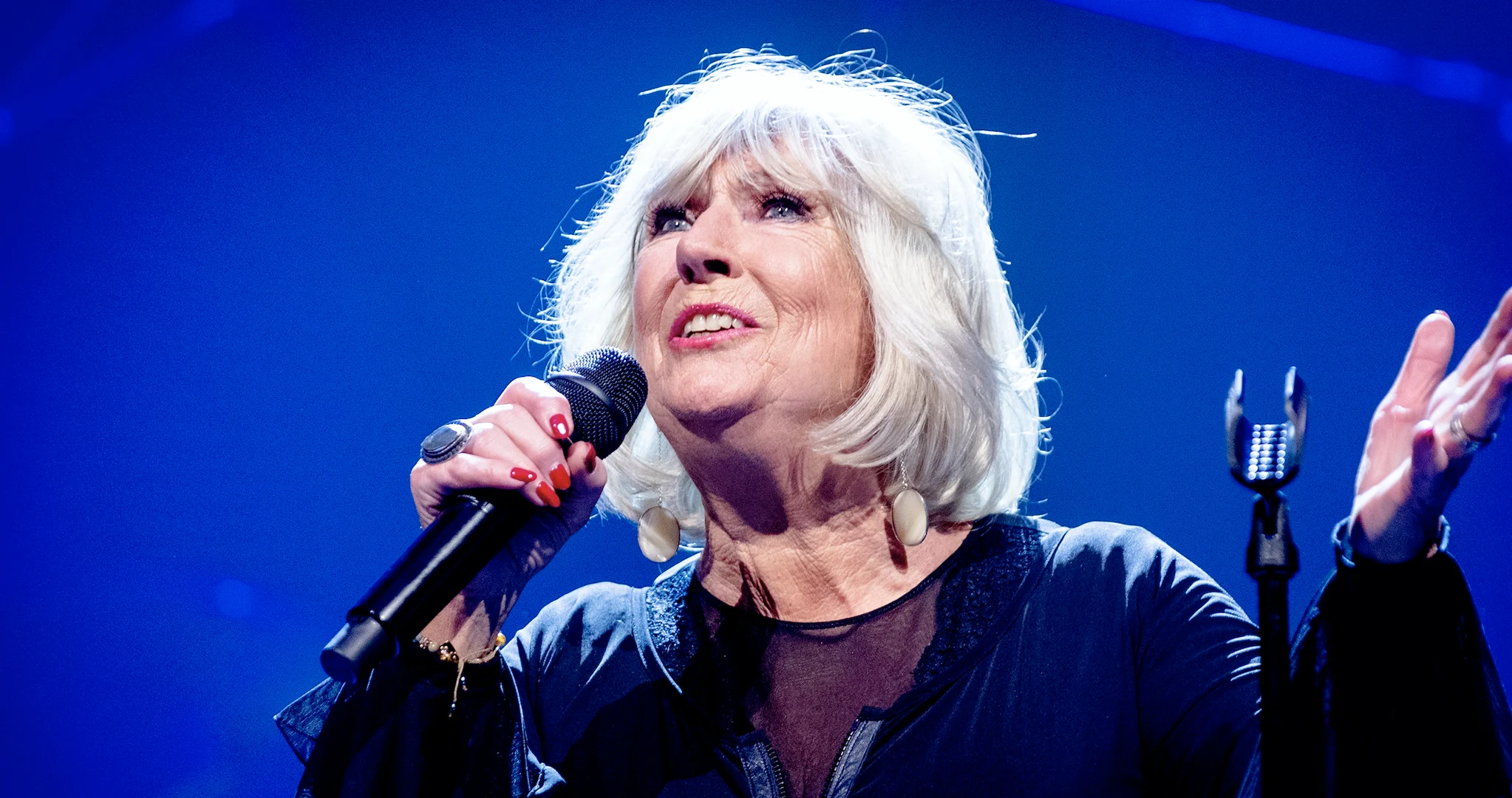 Willeke Alberti wil ouderen en zorgmedewerkers helpen