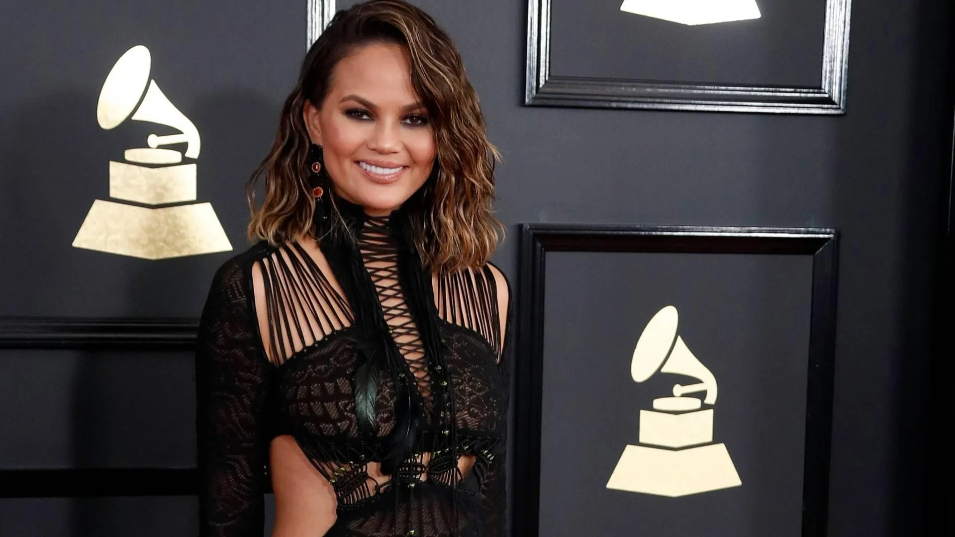 Chrissy Teigen zit in een 'depressief gat' om miskraam