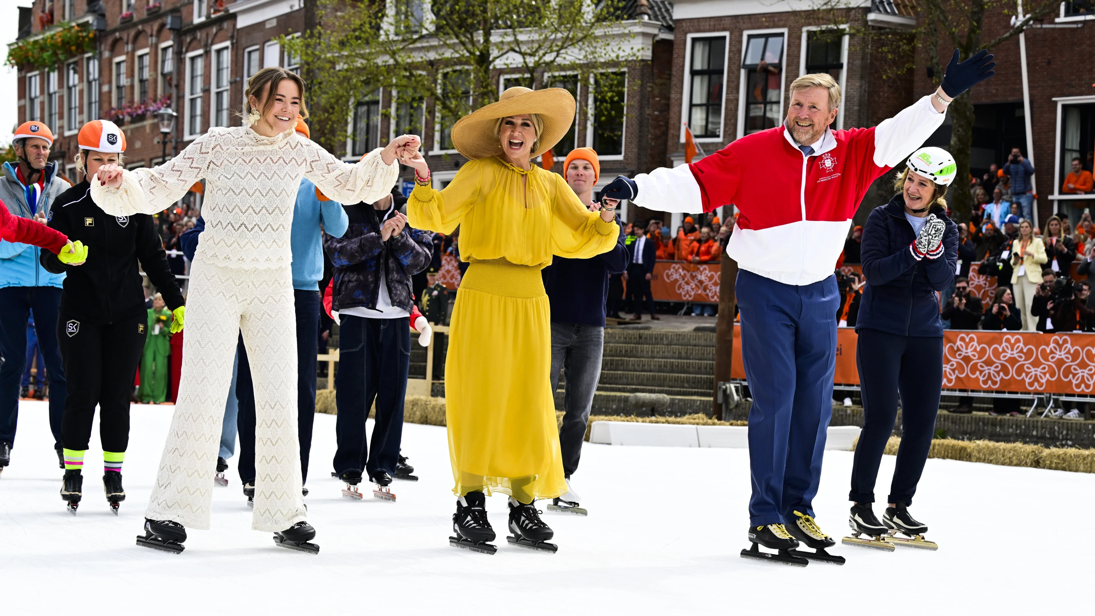 Prinses Ariane, koningin Máxima en koning Willem-Alexander op de schaats