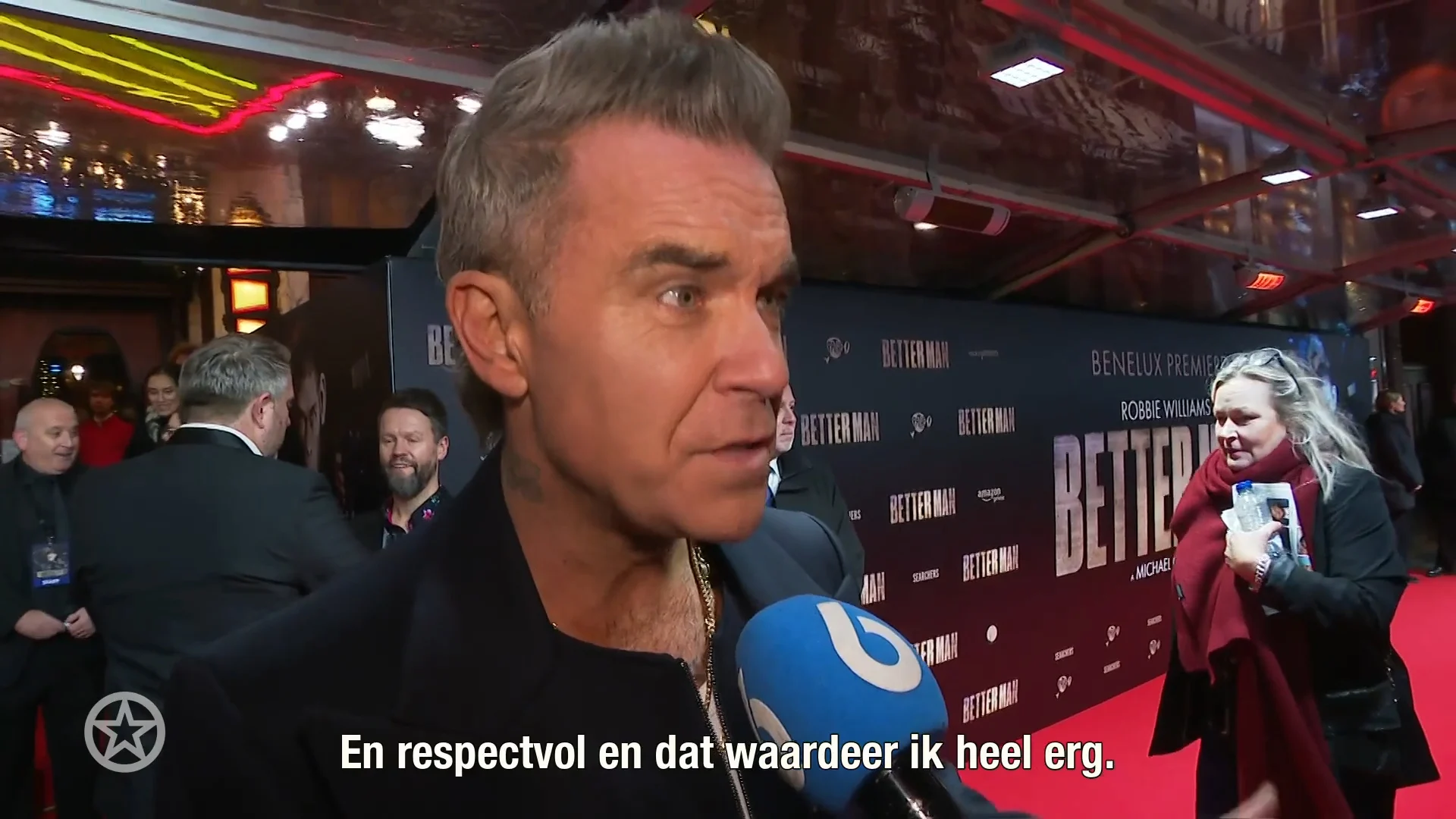 Robbie Williams deelt bananen uit bij aankomst Tuschinski