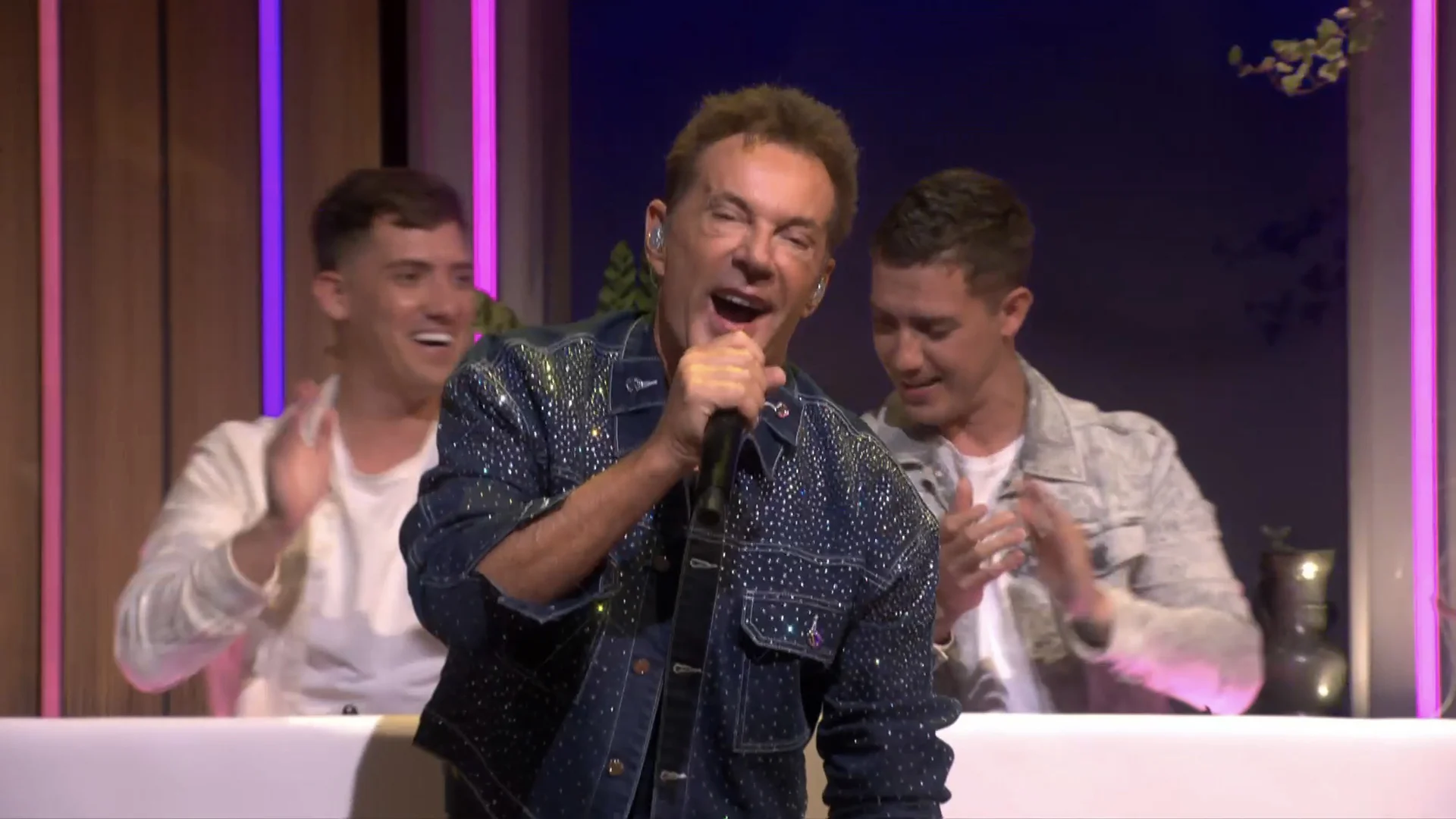 Gerard Joling en Sound Rush zetten de studio op z'n kop met 'Maak Me Gek (Sound Rush Remix)' (De Oranjezondag)