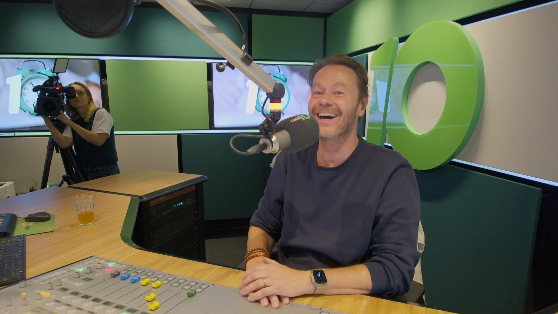 Gijs Staverman neemt het Top 4000 Quiz-stokje over van Johnny de Mol