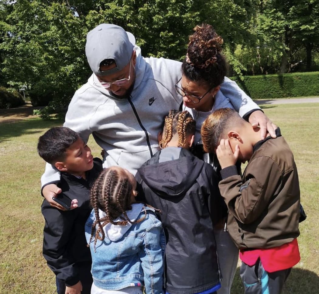 Papa Jay herdenkt overleden dochtertje
