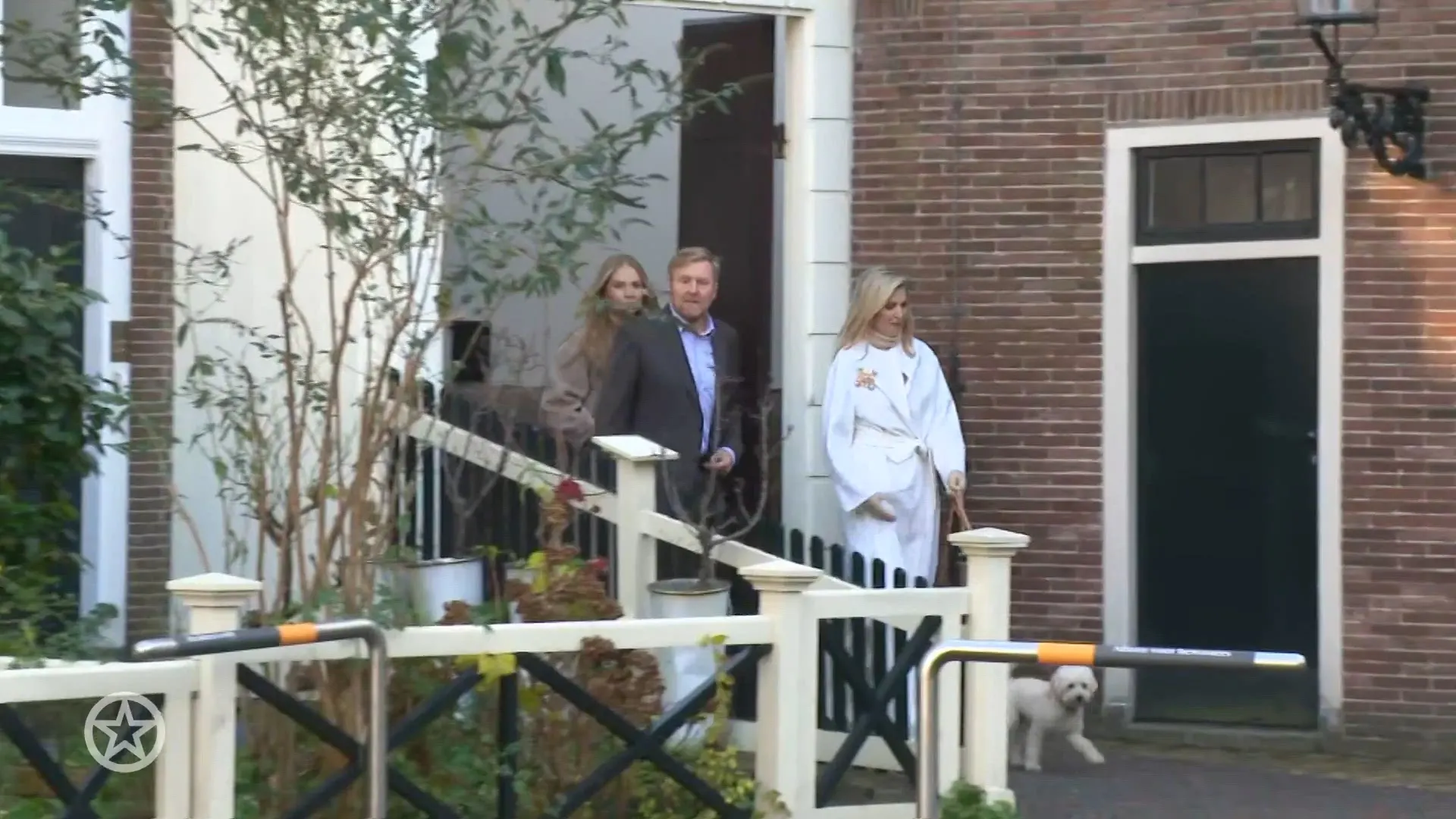 Koninklijk gezin op de foto in jubilerend Amsterdam