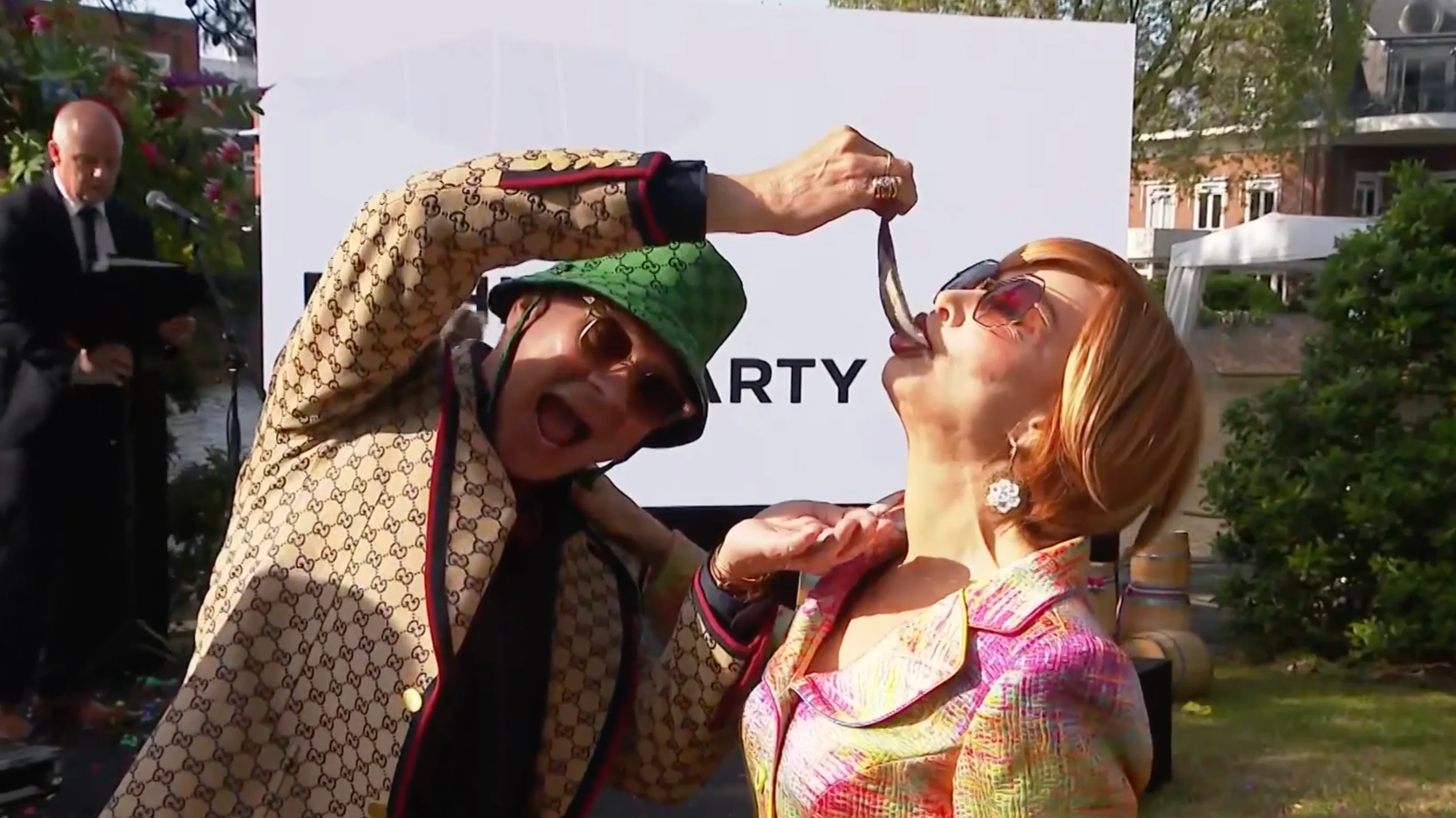 BN'ers happen en prikken Hollandse Nieuwe