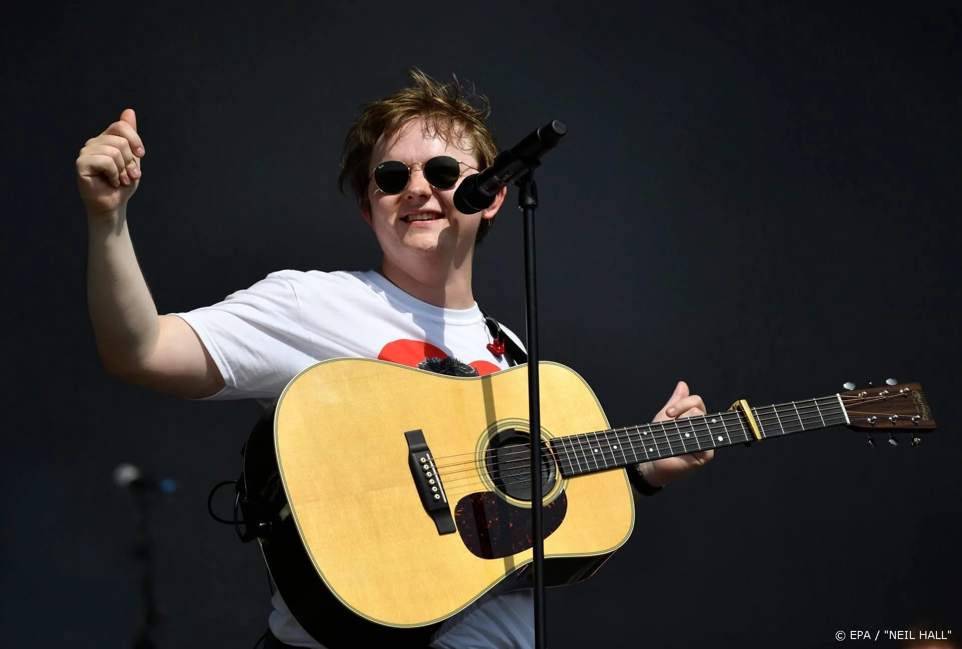Lewis Capaldi troeft Ed Sheeran af met best verkochte album VK