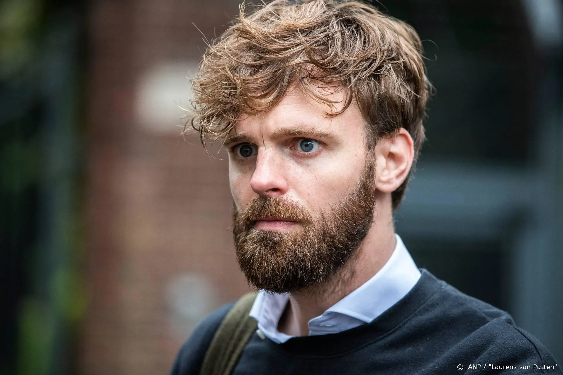 Tim Hofman laat alle regels varen in eerste radioshow