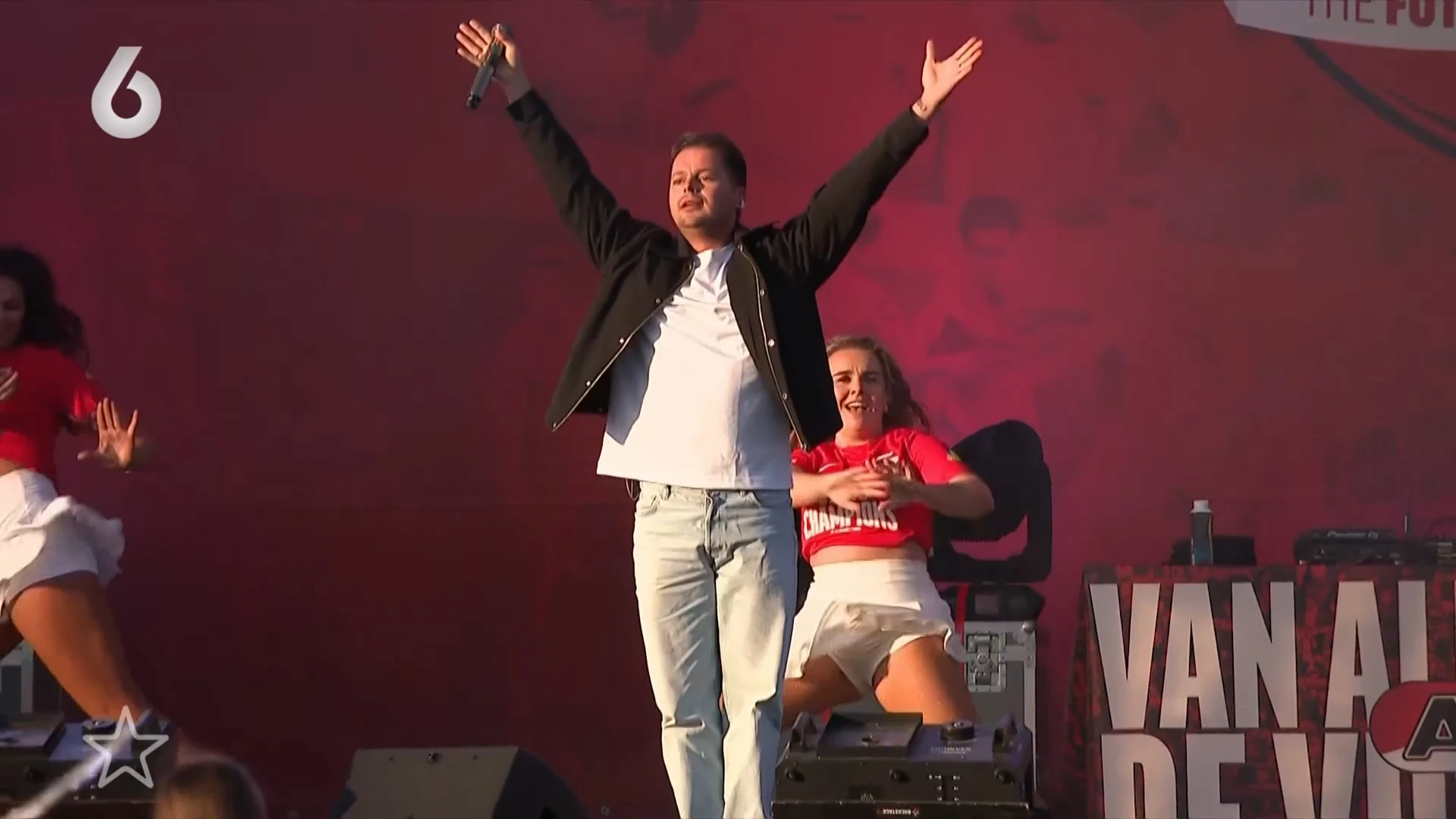 Robert van Hemert en Sven Versteeg gaan los tijdens huldiging AZ