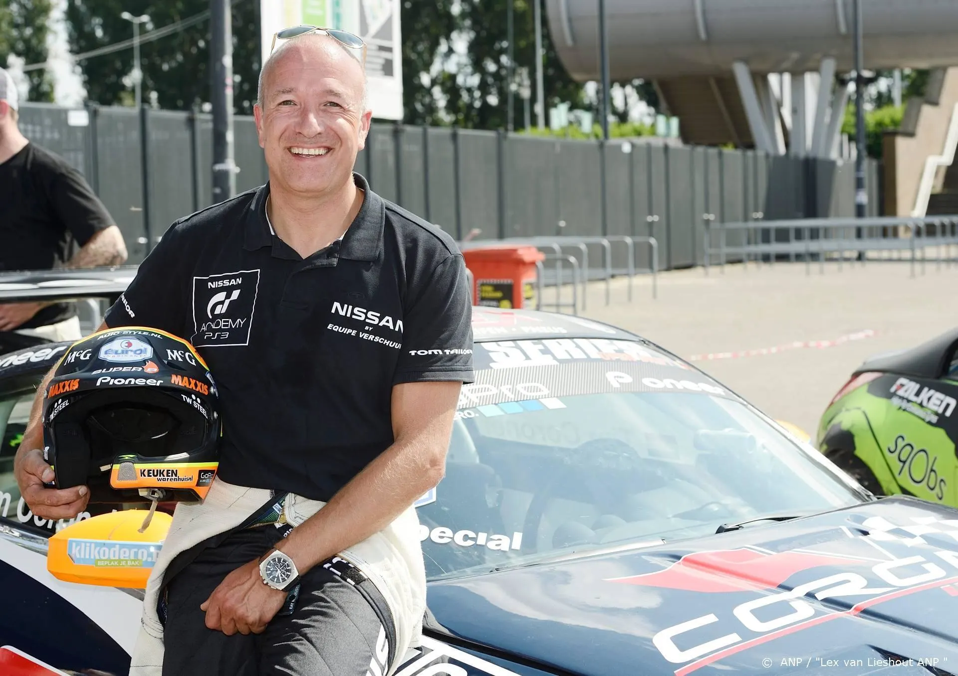 Coureur Tim Coronel moet zakelijke rijder van smartphone houden