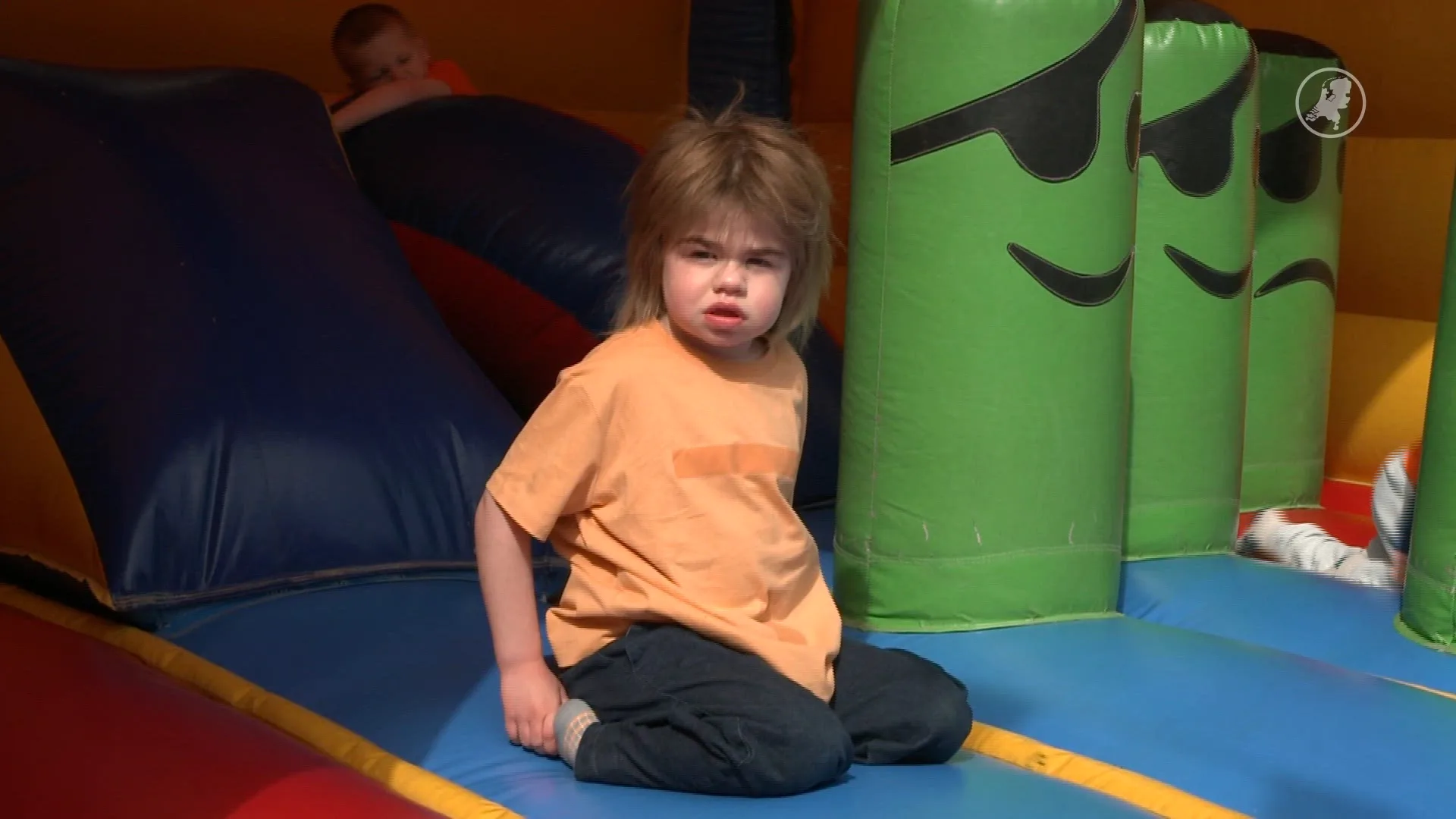 Grote steun voor Muk (5) op Kinderkoningsdag in Wormerveer (Hart van Nederland - Late Editie)