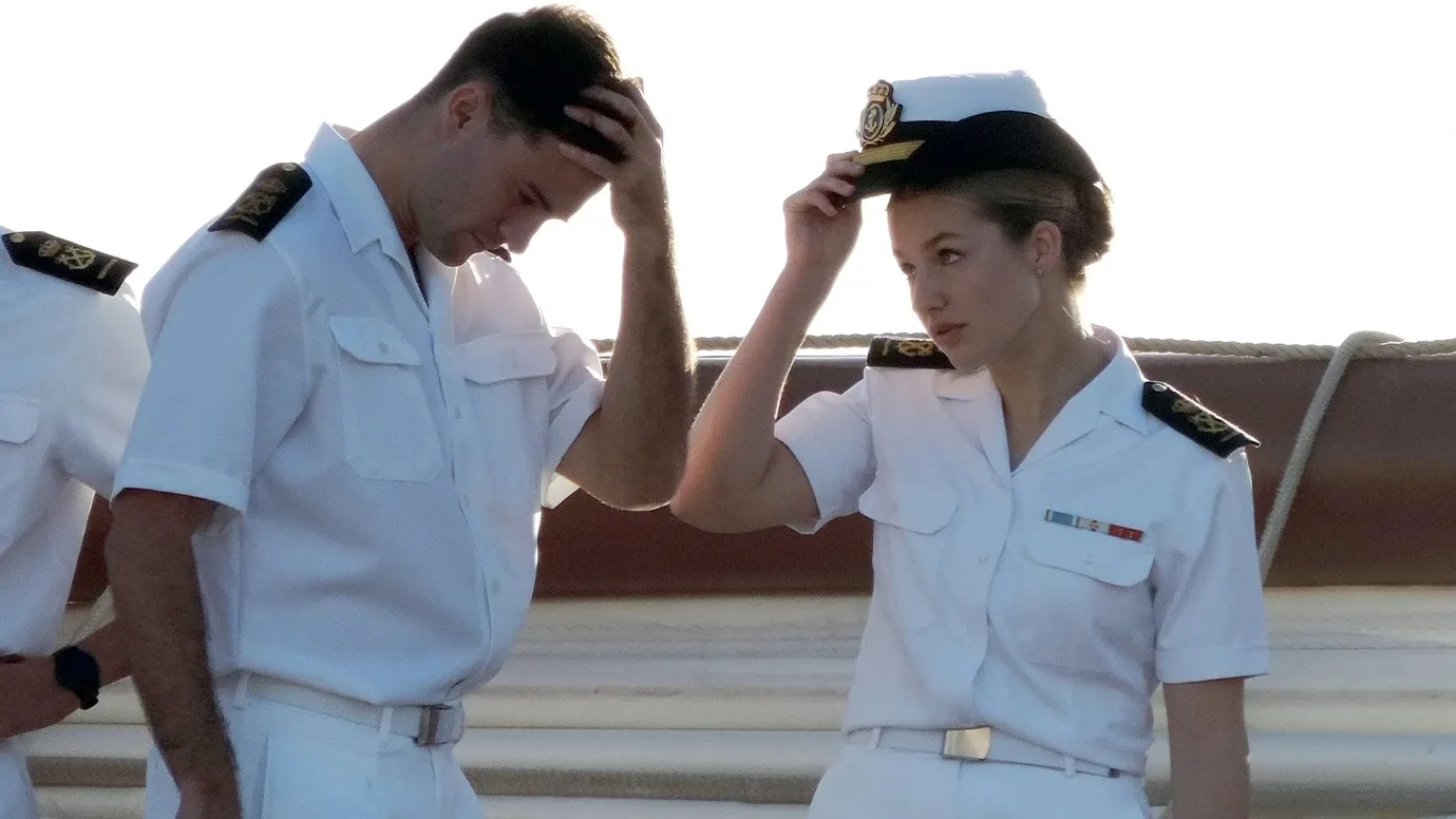 'Spaanse kroonprinses Leonor zoenend gespot op stage'