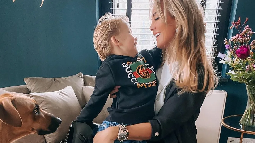 LIEF: Monique straalt met kleine Dré op vakantie