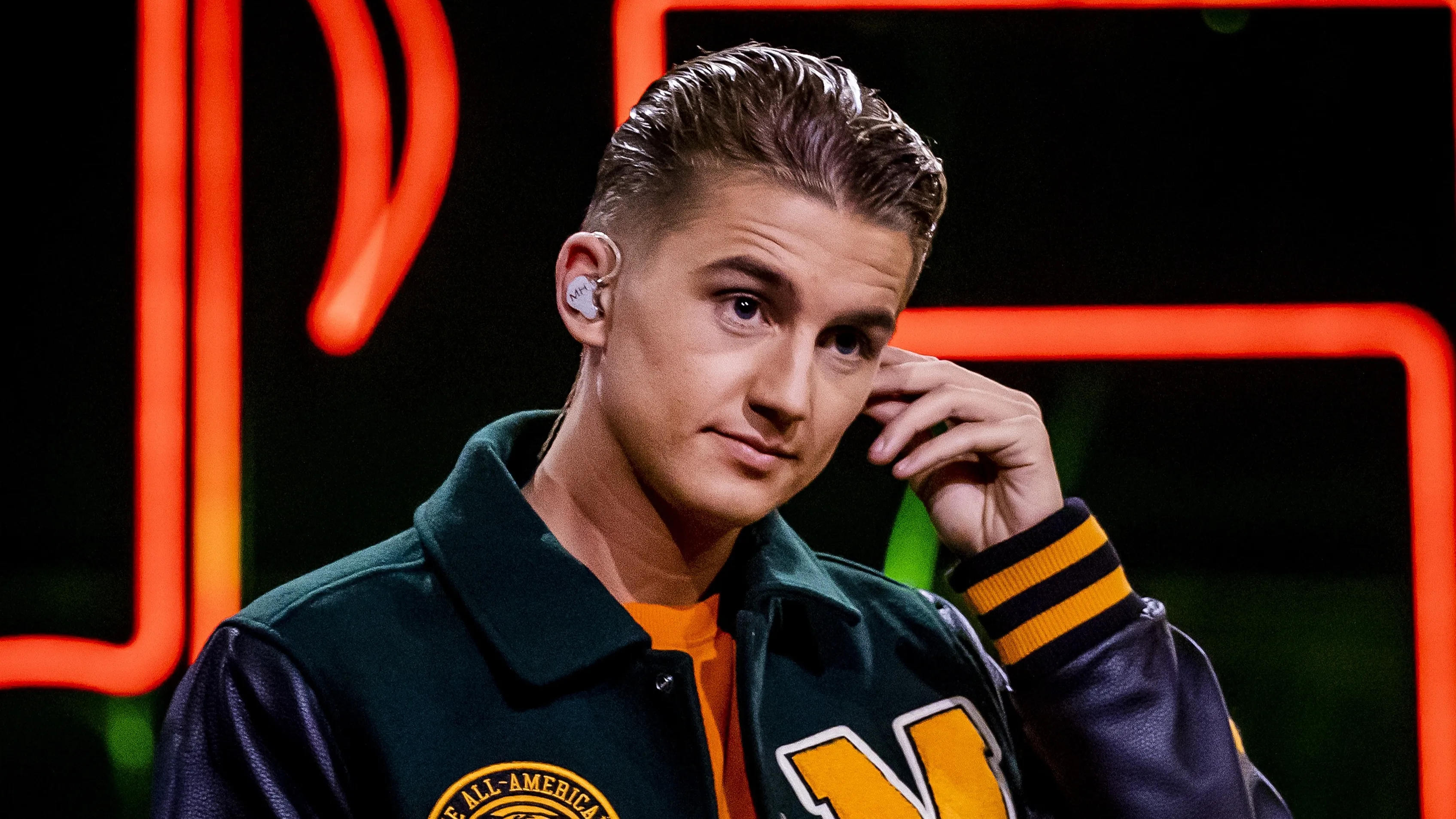 Gelovigen woedend vanwege grap naar Mart Hoogkamer: 'Oneerbiedig' 