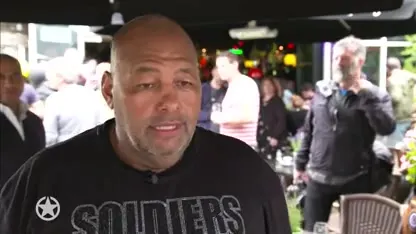 Badr Hari ondanks breuk toch bij boekpresentatie trainer Big Mike