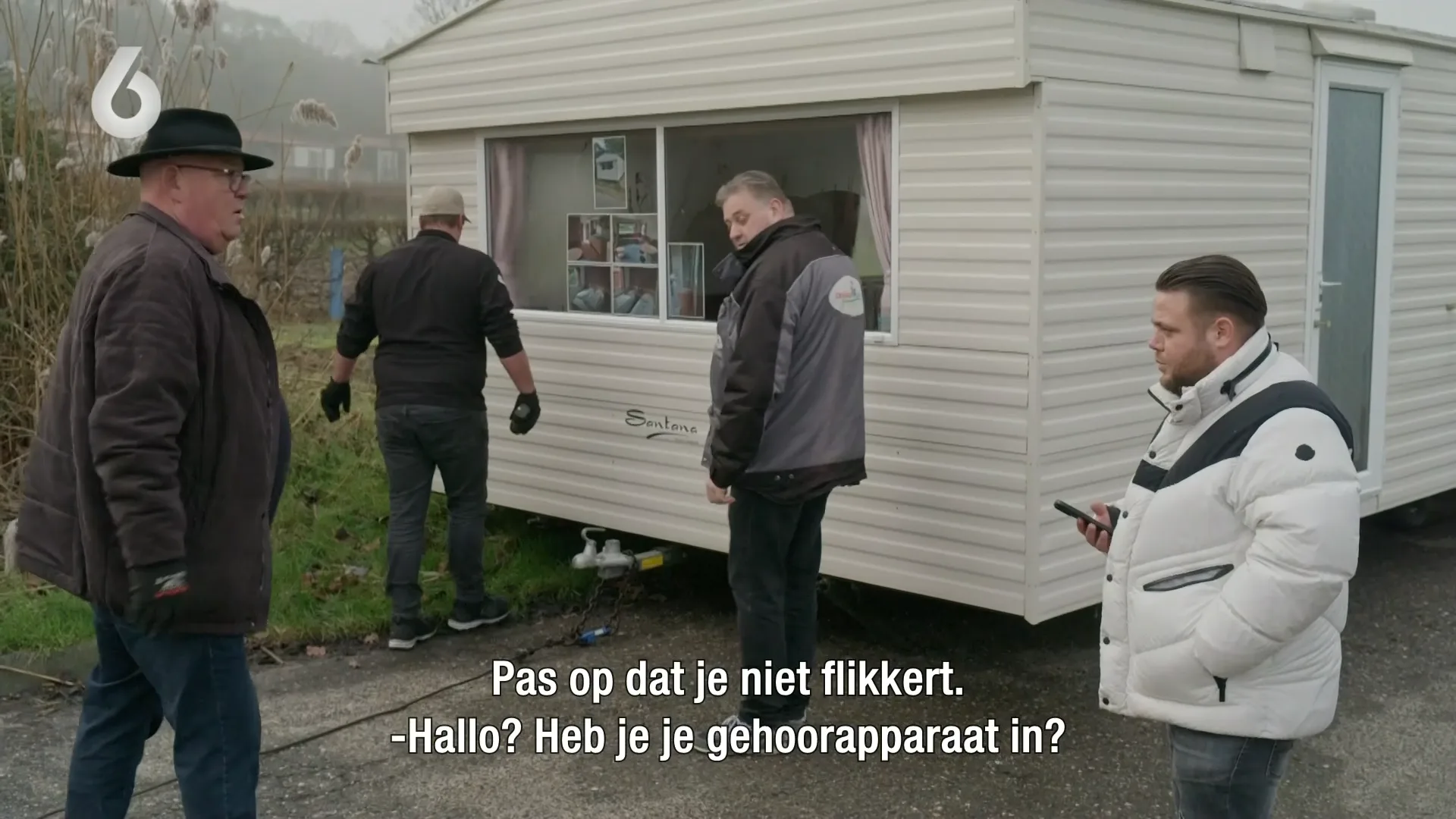 Mark helpt niet met het duwen van de caravan