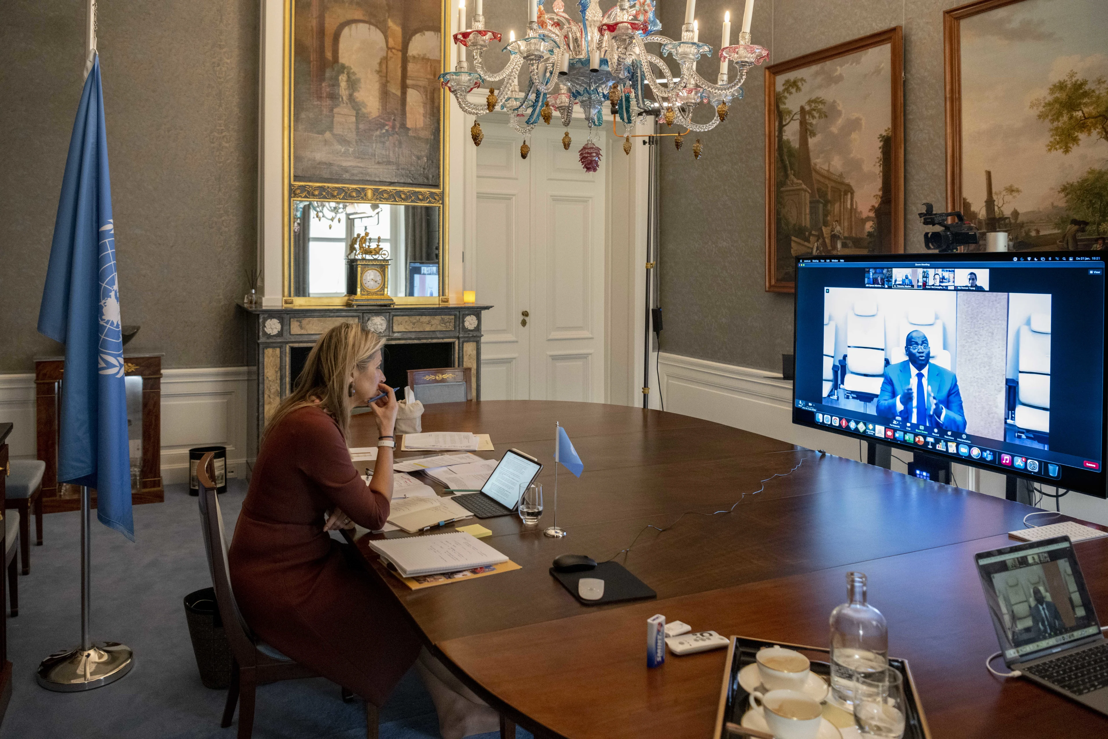Koningin Máxima op blote voeten aan het werk