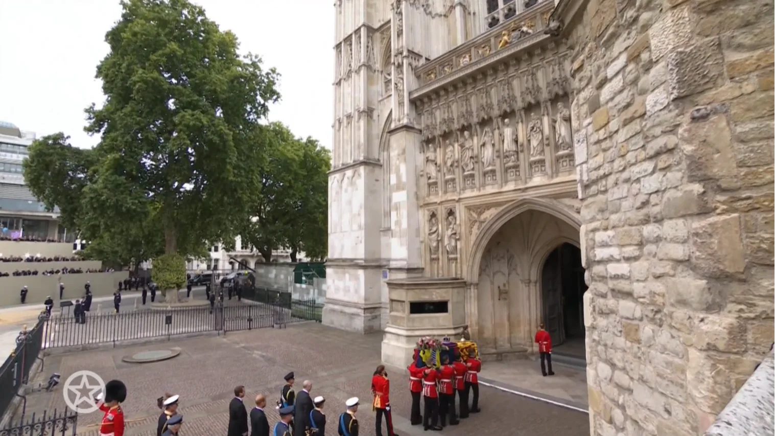Valk vloog tot uur voor uitvaart door Westminster Abbey