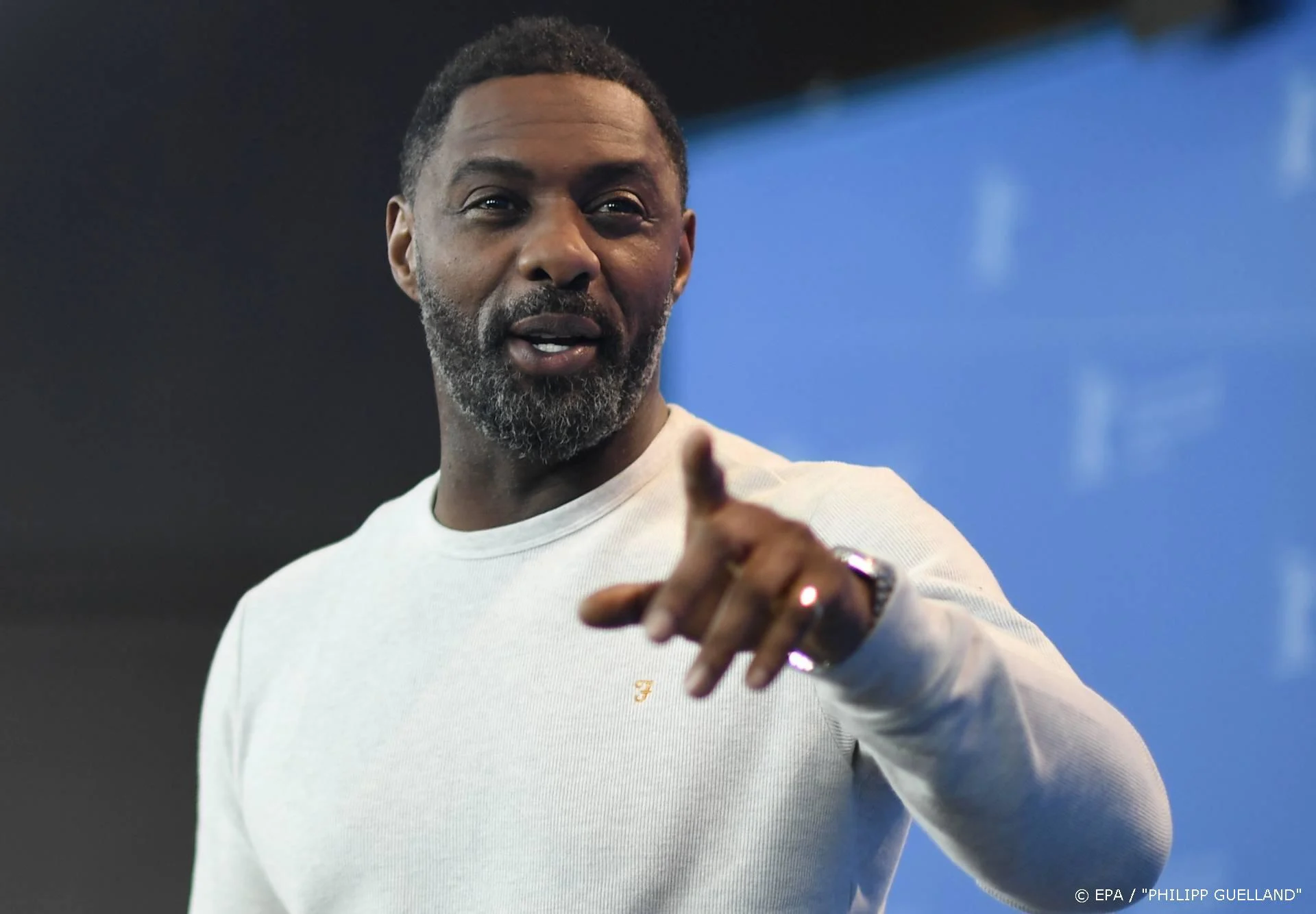 Idris Elba traint probleemjongeren voor BBC