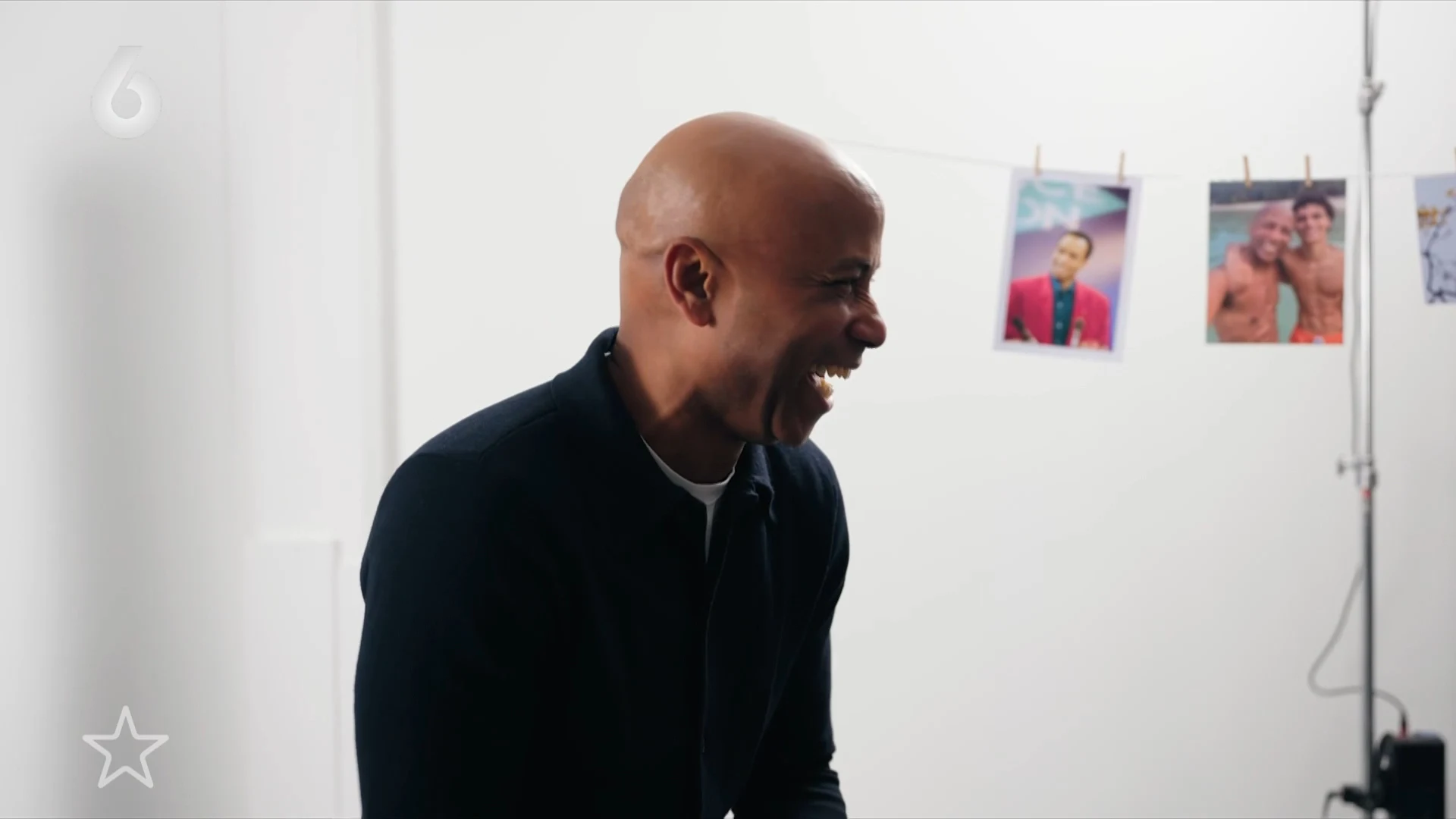 Humberto Tan zoenend gespot met zijn nieuwe, 24 jaar jongere, vriendin.