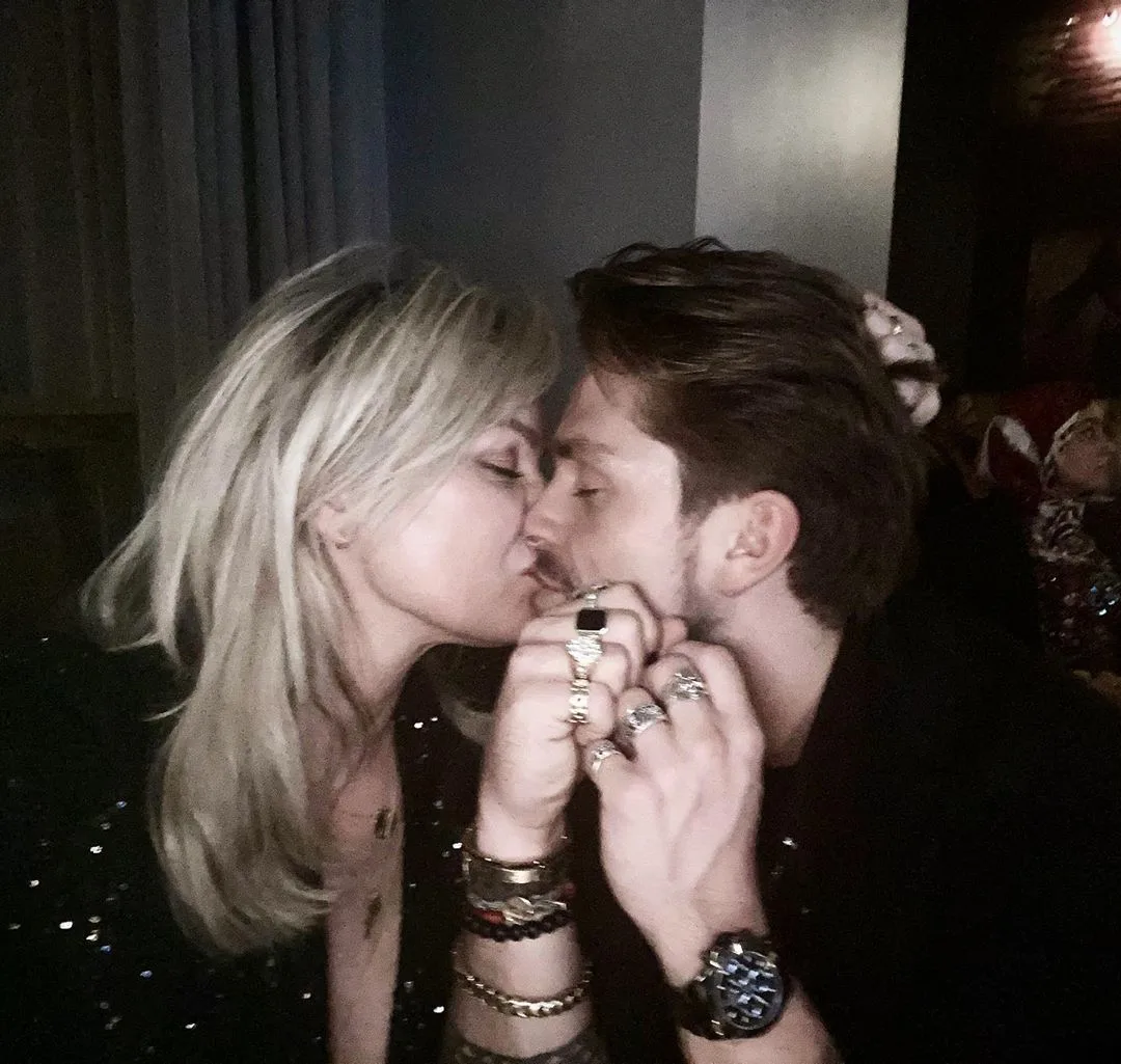 André en Bridget geven elkaar prachtig liefdesgebaar