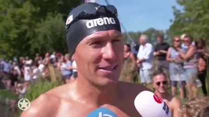 Arjen Robben het water in voor het goede doel