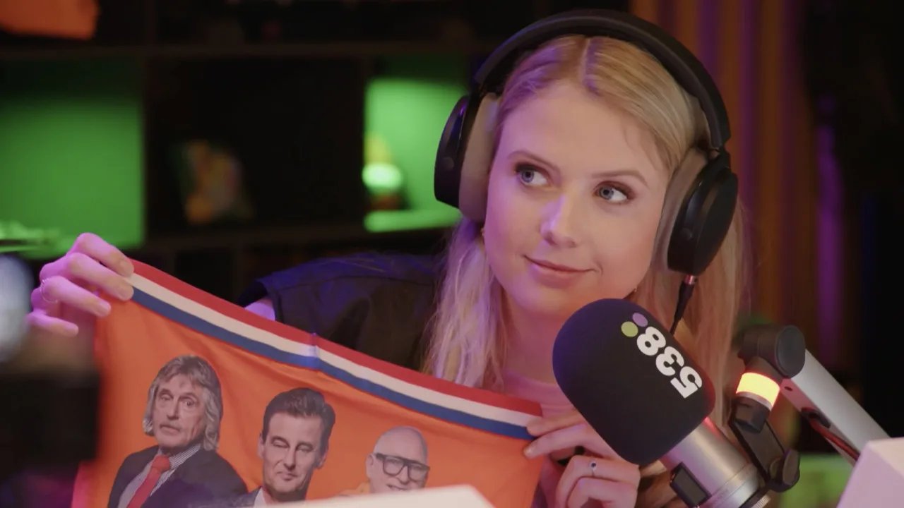 Noa biedt oranje Vandaag Inside-onderbroek, bedoeld voor Van Gaal, aan voor Missie 538-veiling