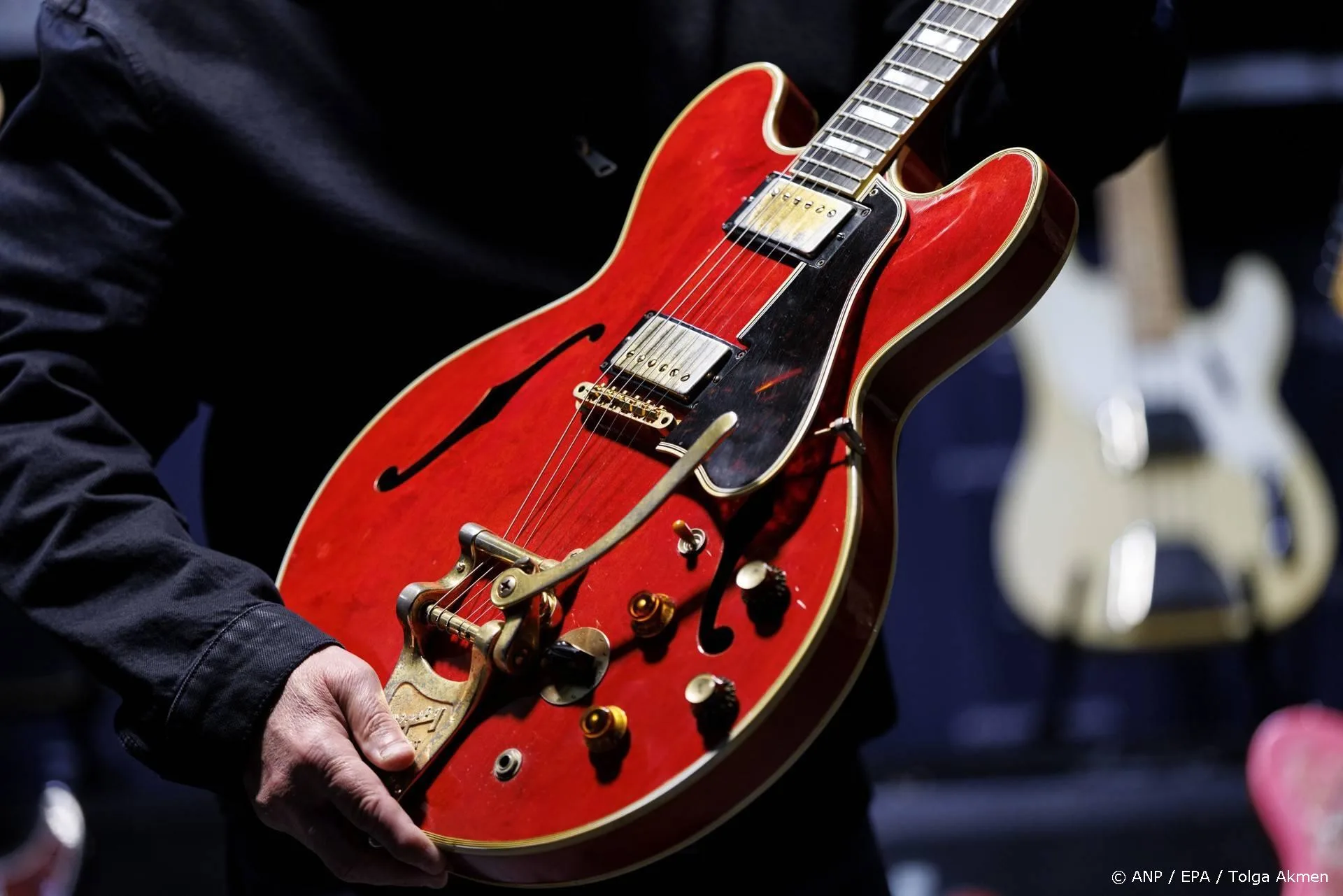 Kapotgeslagen Oasis-gitaar heeft dit bedrag opgeleverd