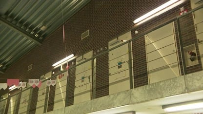 Nicole Buch en Anita Witzier samen achter de tralies