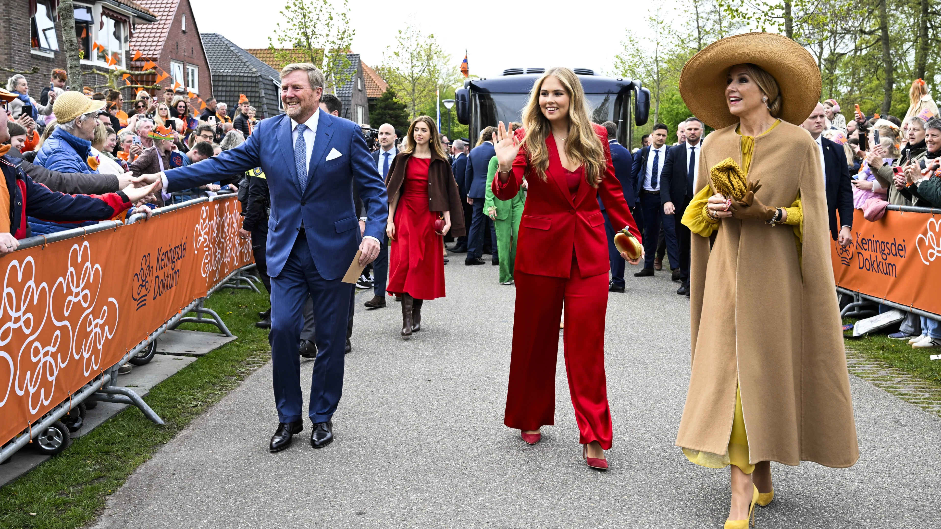 Koninklijke familie maakt wandeling in Dokkum voor Koningsdag