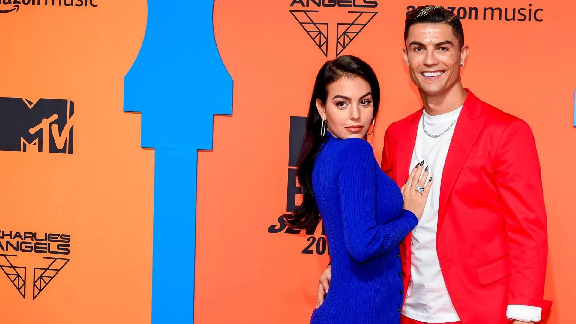 Cristiano Ronaldo vraagt vriendin ten huwelijk met mega ring