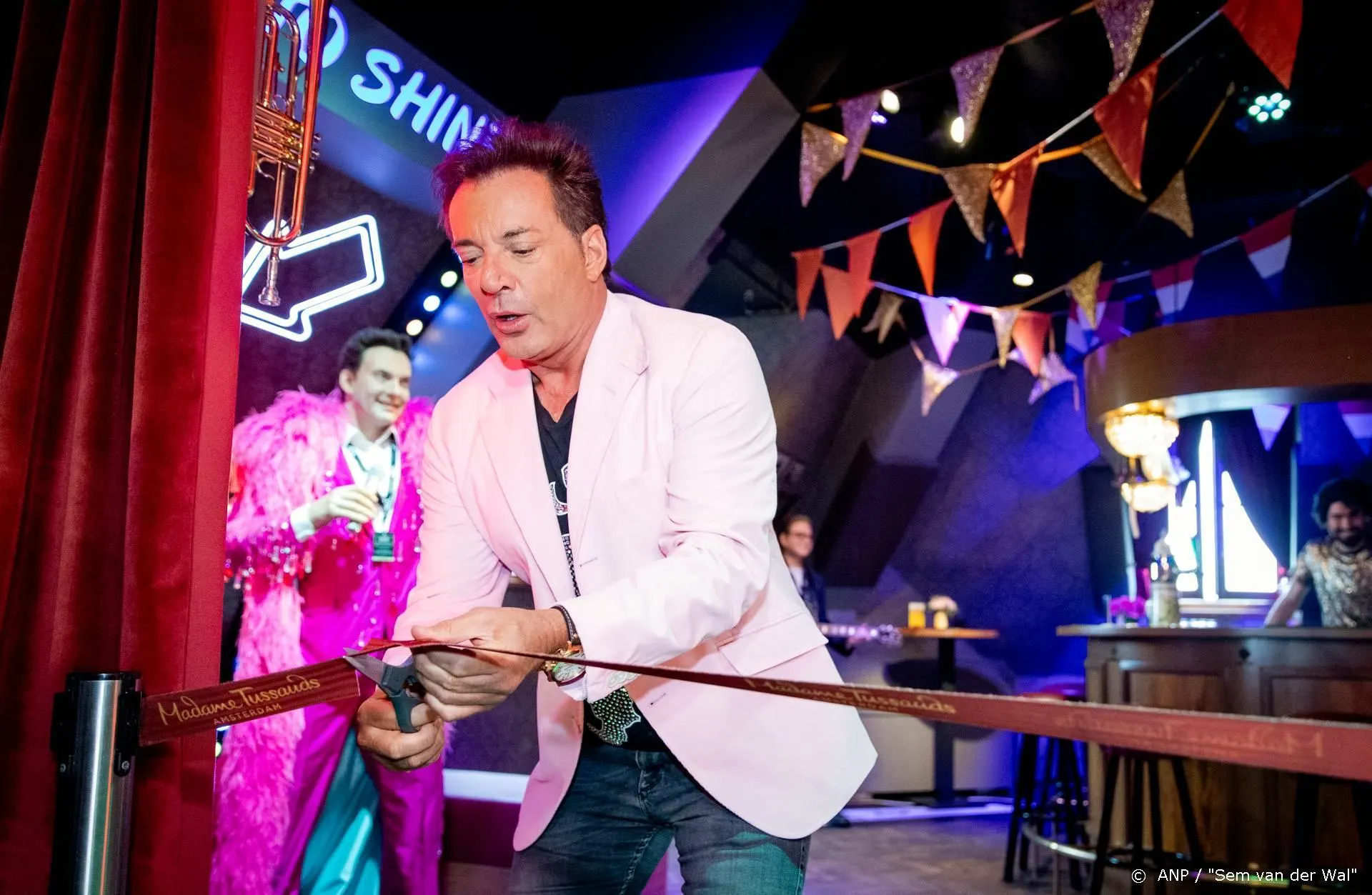 Kroegtijger Gerard Joling opent Café de Gouden Bitterbal