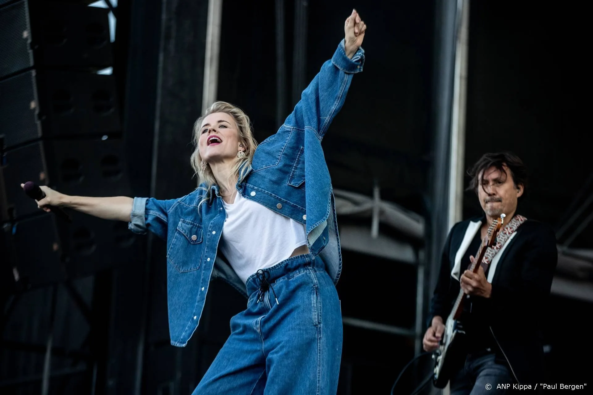 Buddy Vedder en Ilse DeLange steken vlag uit voor onderwijzers