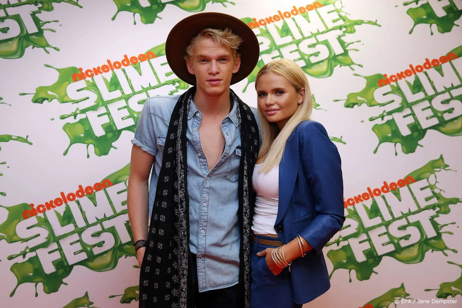 Zus Cody Simpson breekt nek en loopt corona op