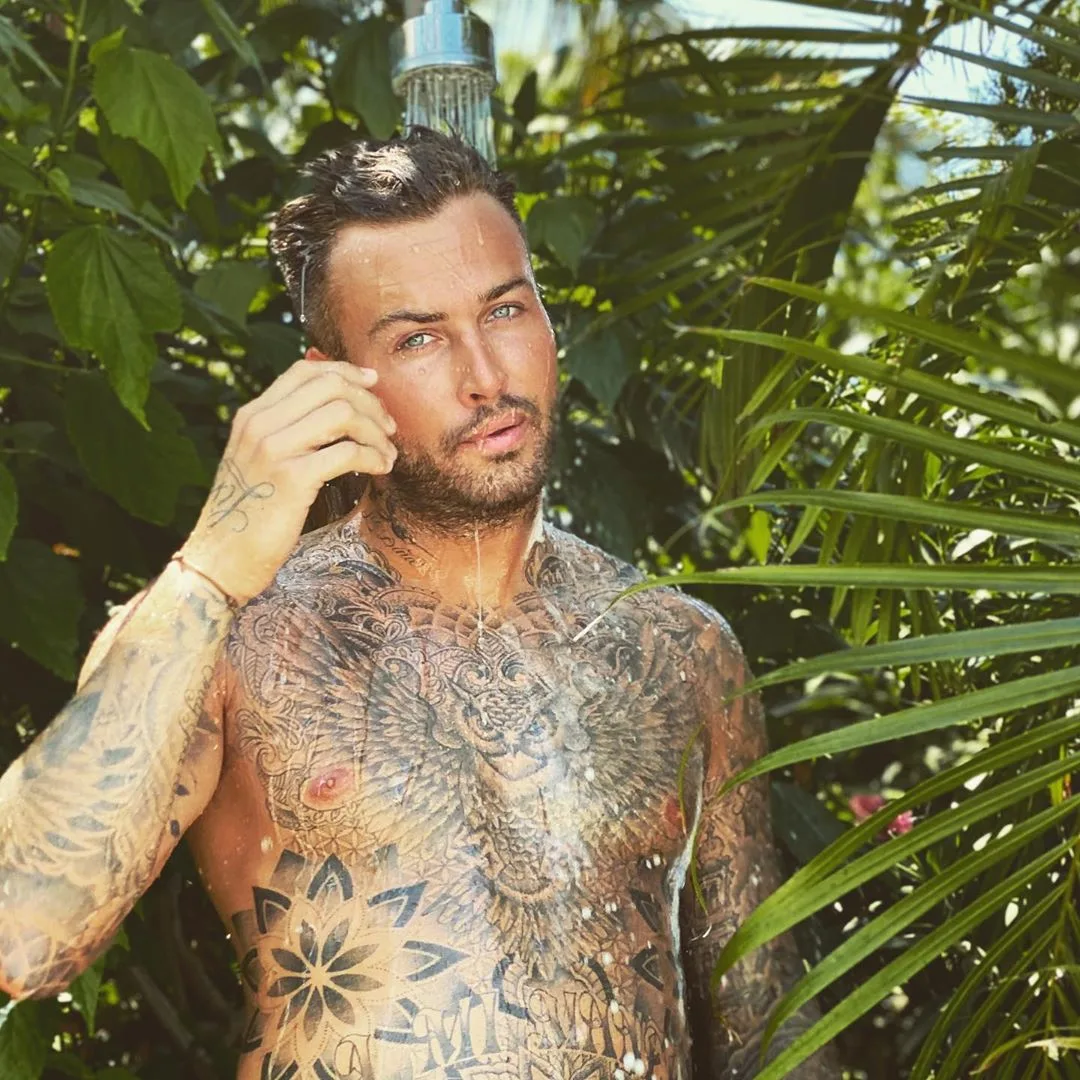 Zó naakt loopt Dave Roelvink over straat in hitte