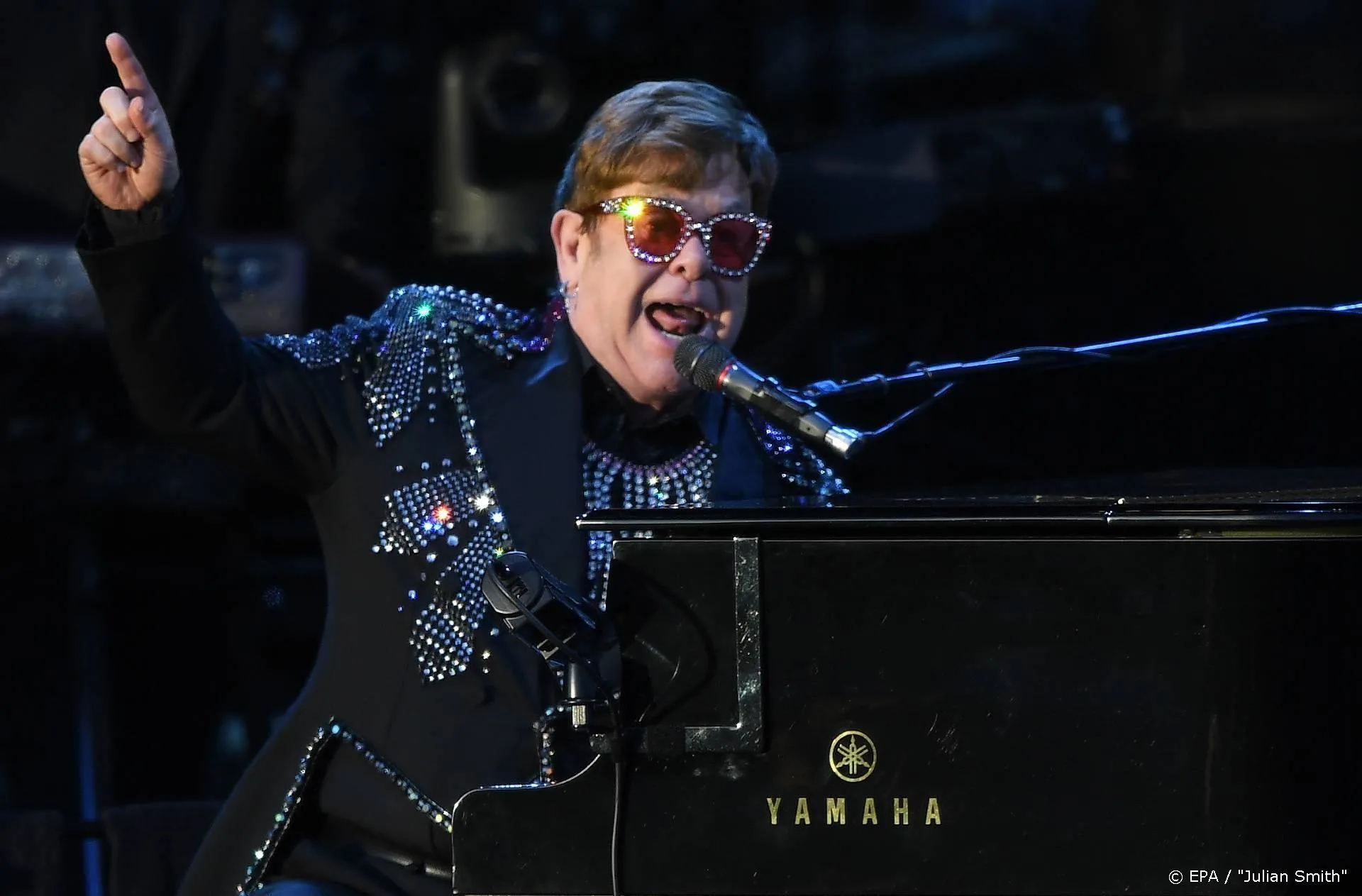 Elton John doneert 1 miljoen dollar opdat we aids 'niet vergeten'