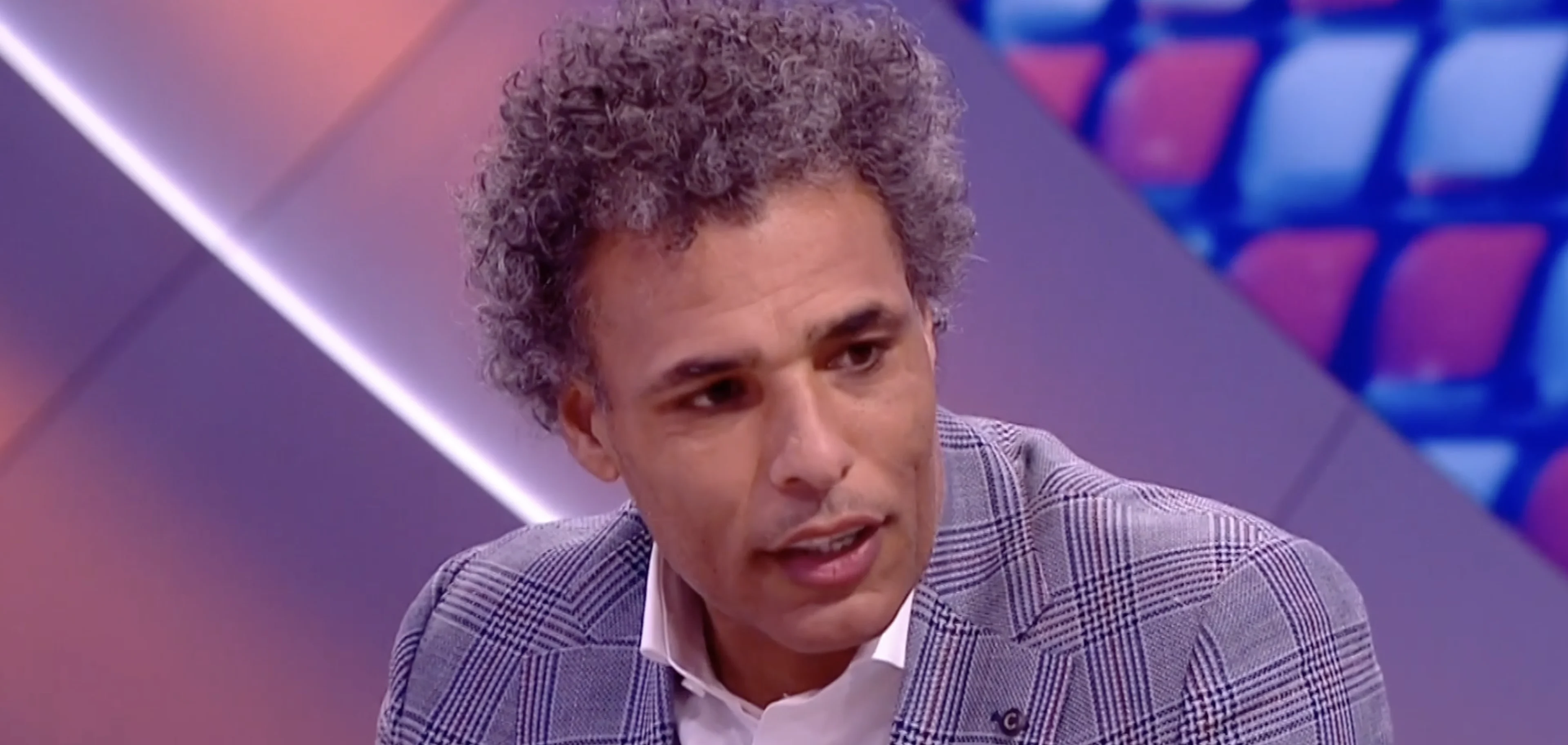 Van Hooijdonk reageert op uitspraken vrouwelijke scheidsrechter