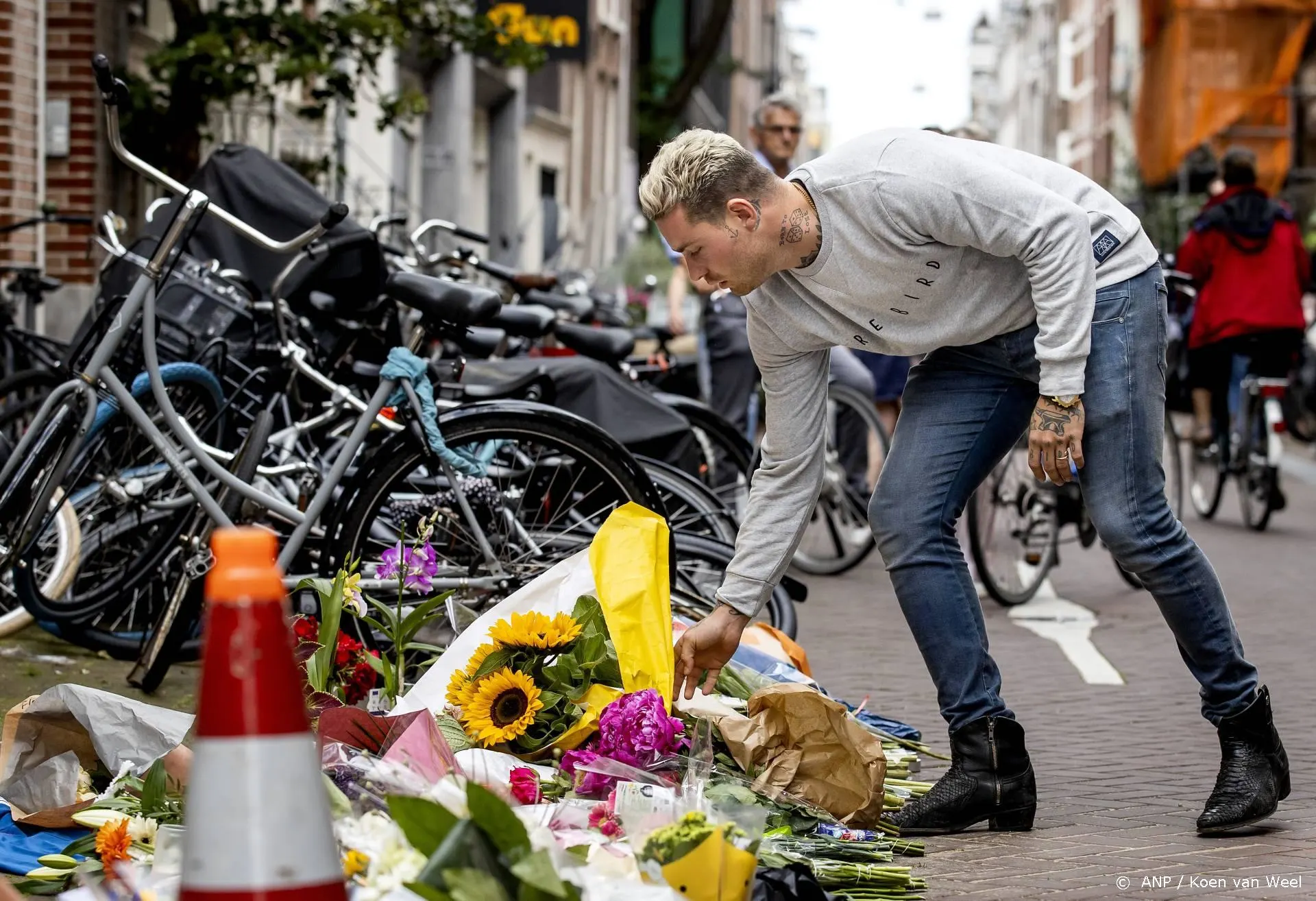 Douwe Bob legt bloemen neer voor Peter R. de Vries