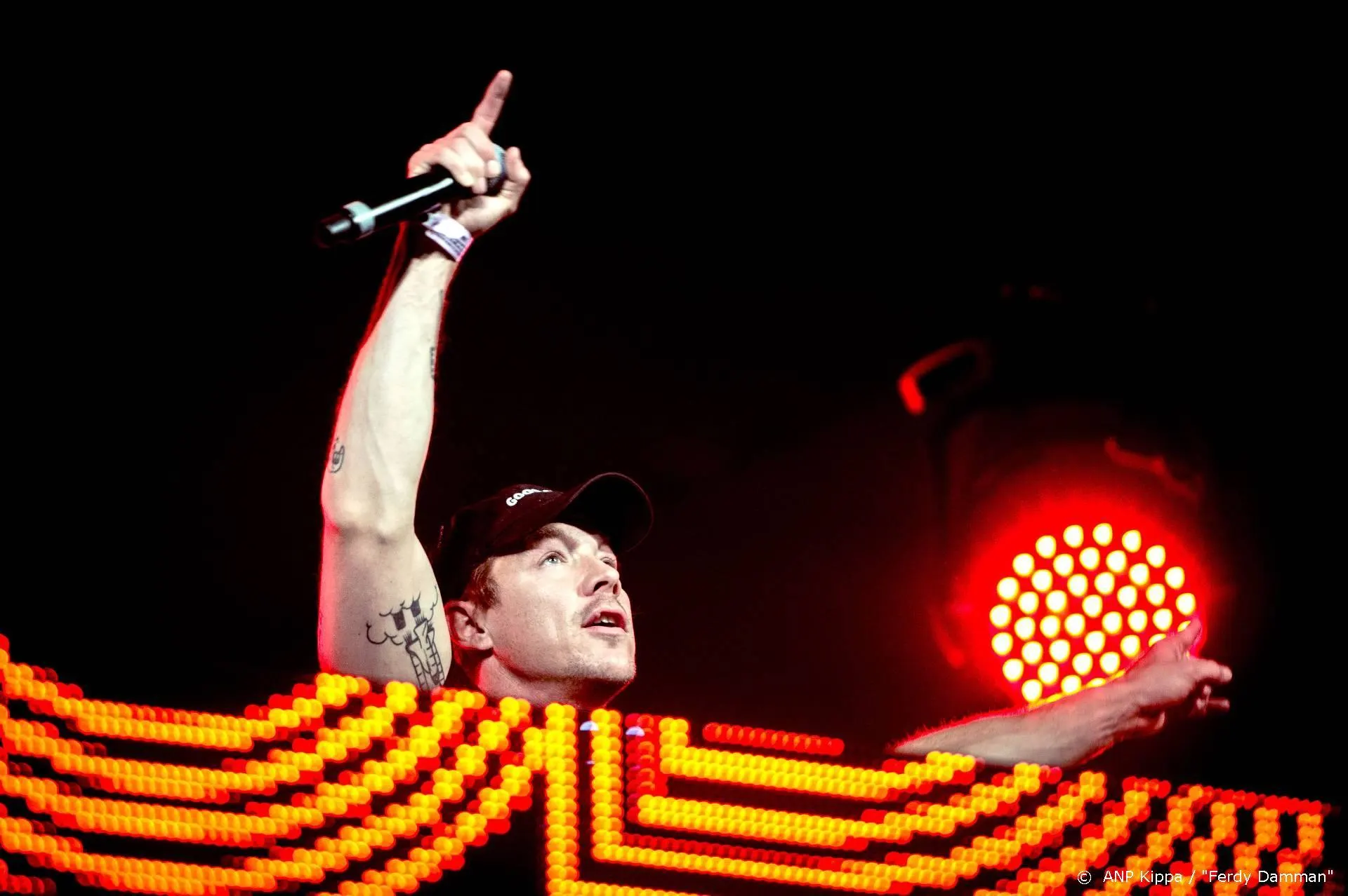 Diplo moet dekking zoeken na schoten tijdens carnaval Sao Paulo